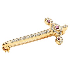 Alfiler Espada Syna de Oro Amarillo con Rubíes y Diamantes