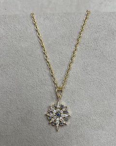 Ciondolo Taara in oro giallo Syna con zaffiri blu e diamanti