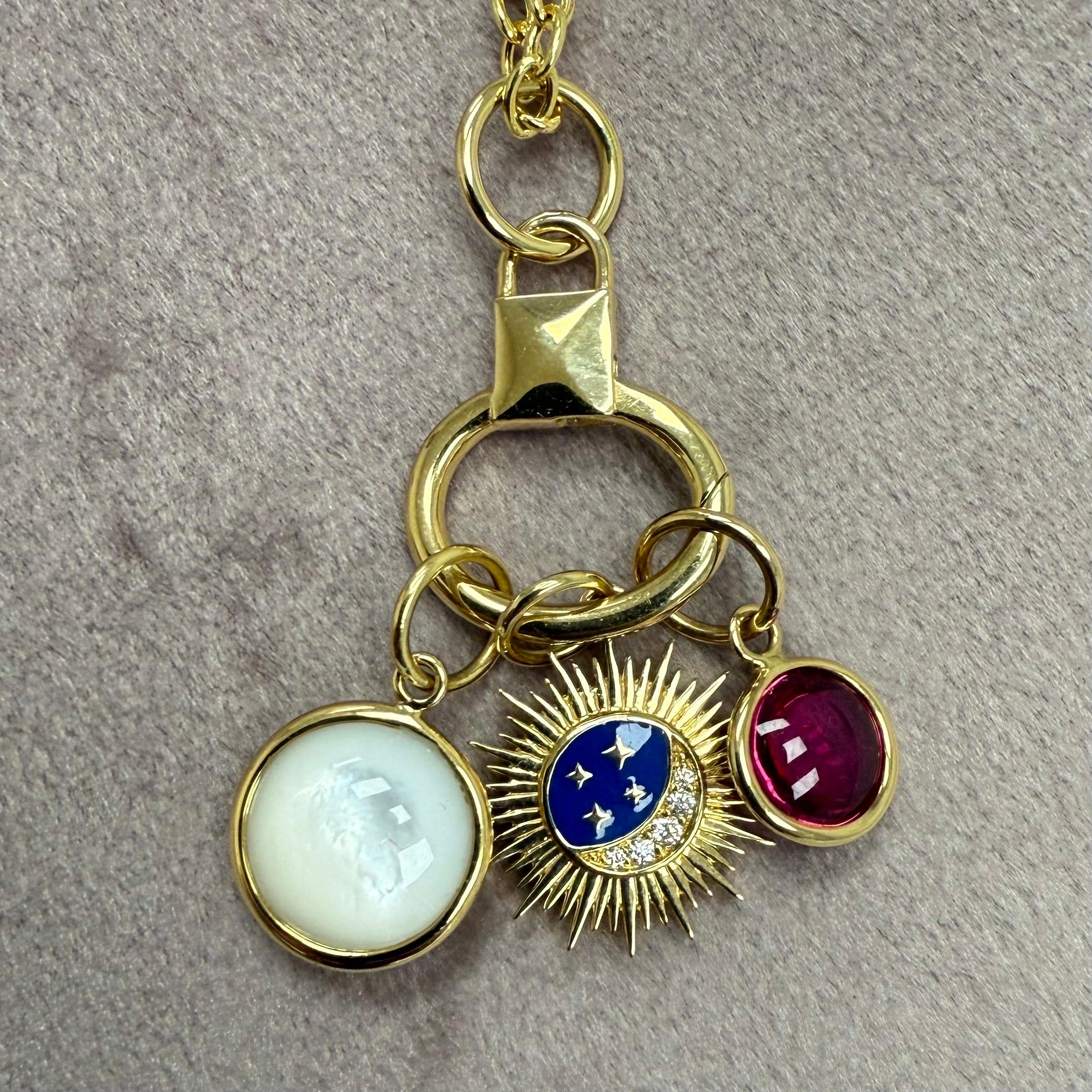 Creato in oro giallo 18 carati
Madreperla 3.50 carati circa.
Rubellite 1.50 carati circa.
Diamante 0,03 carati circa.
18 pollici, regolabile a 16-17
Edizione limitata

Realizzato a mano in oro giallo 18 carati, questo ciondolo in edizione limitata