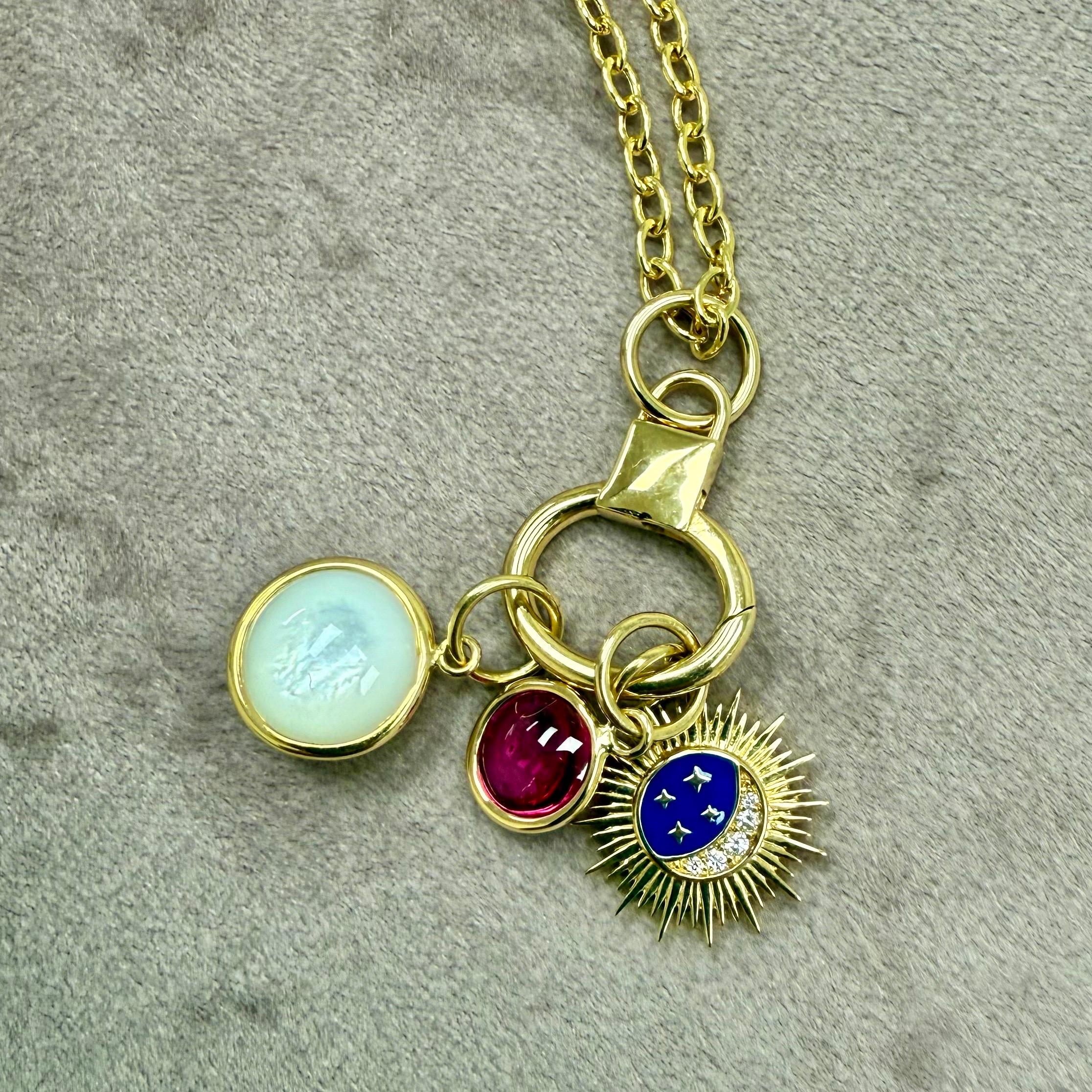 Contemporaneo Collana con tre charme celestiali in oro giallo Syna con pietre e diamanti in vendita