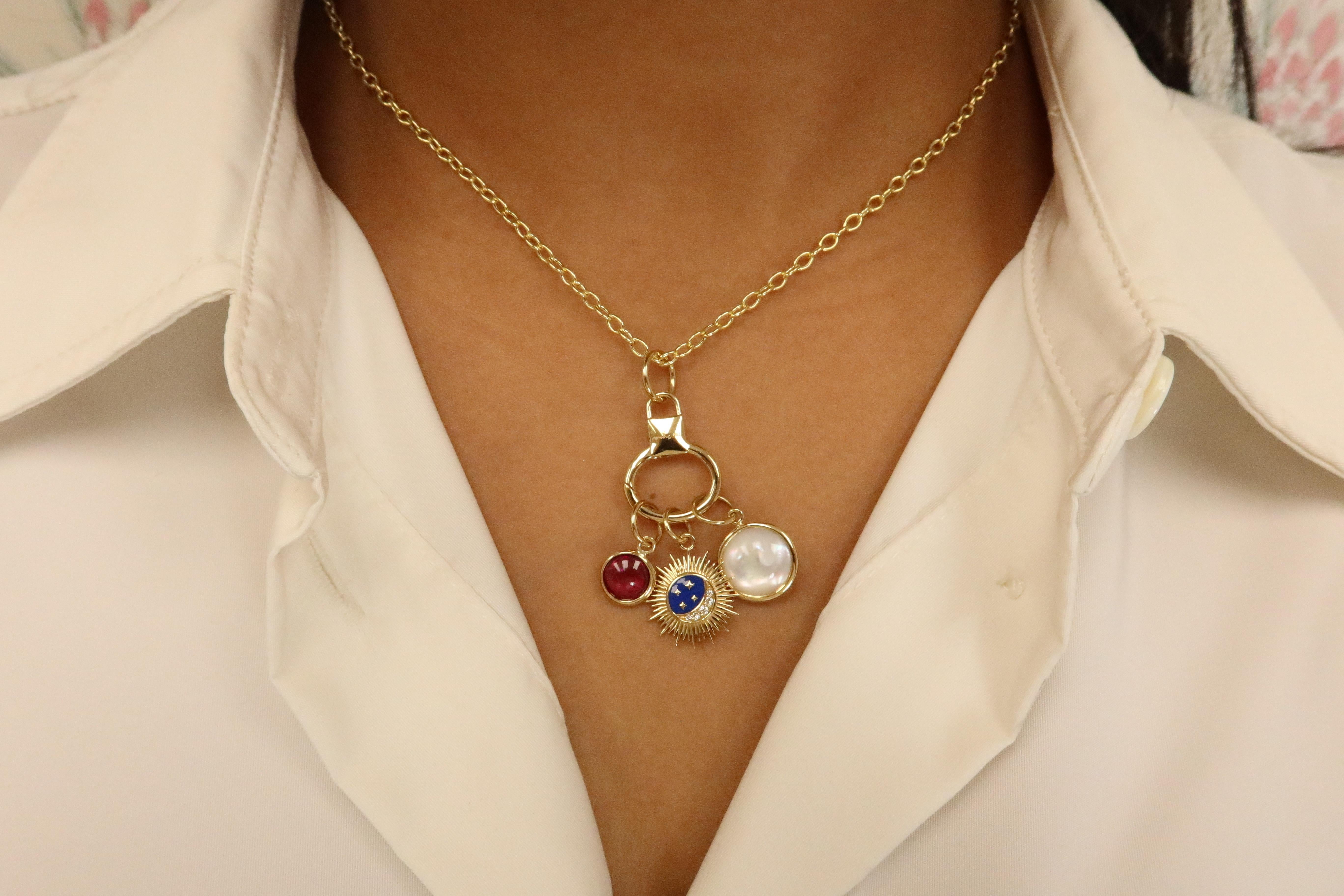 Taglio rotondo Collana con tre charme celestiali in oro giallo Syna con pietre e diamanti in vendita
