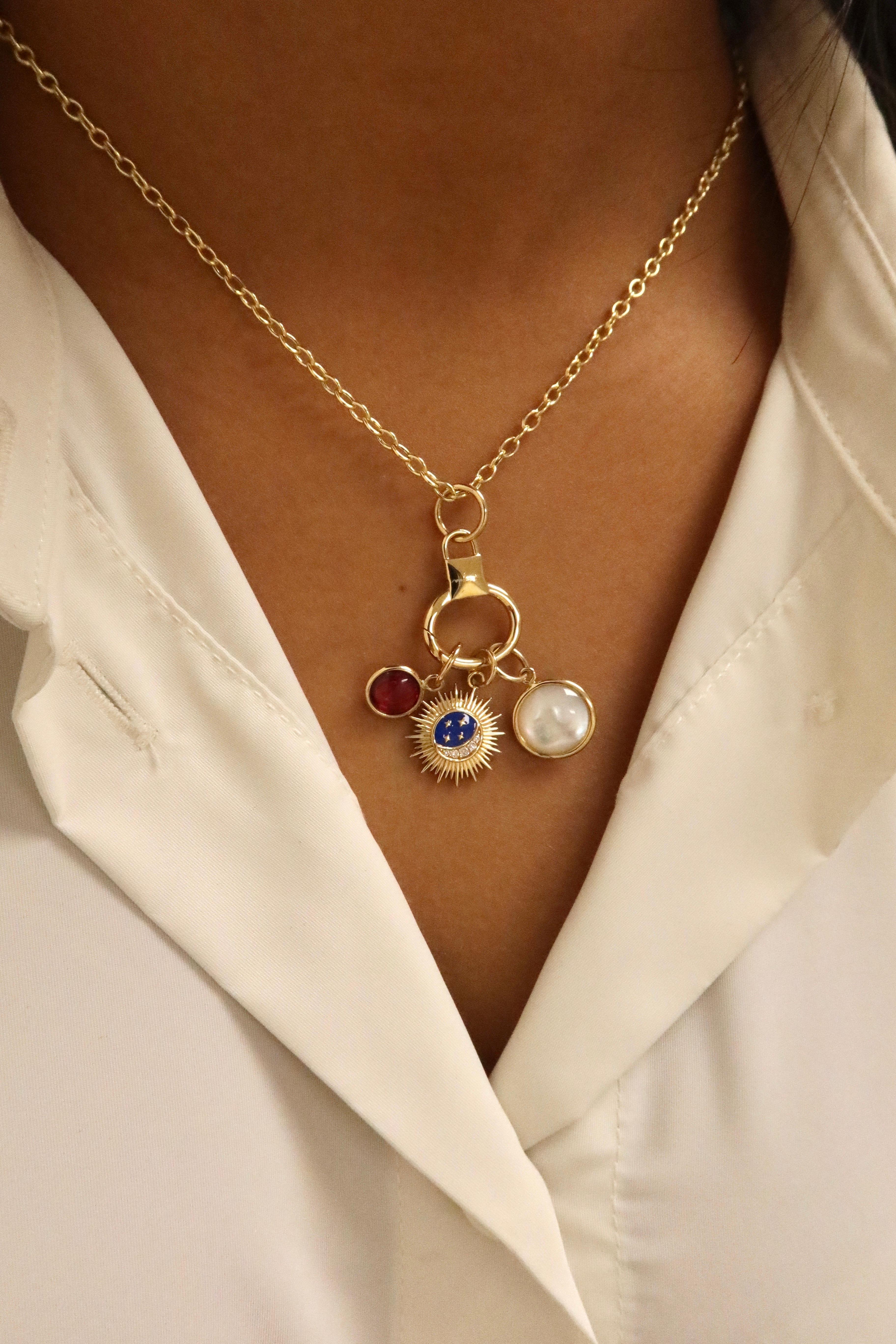 Collana con tre charme celestiali in oro giallo Syna con pietre e diamanti In condizioni Nuovo in vendita a Fort Lee, NJ
