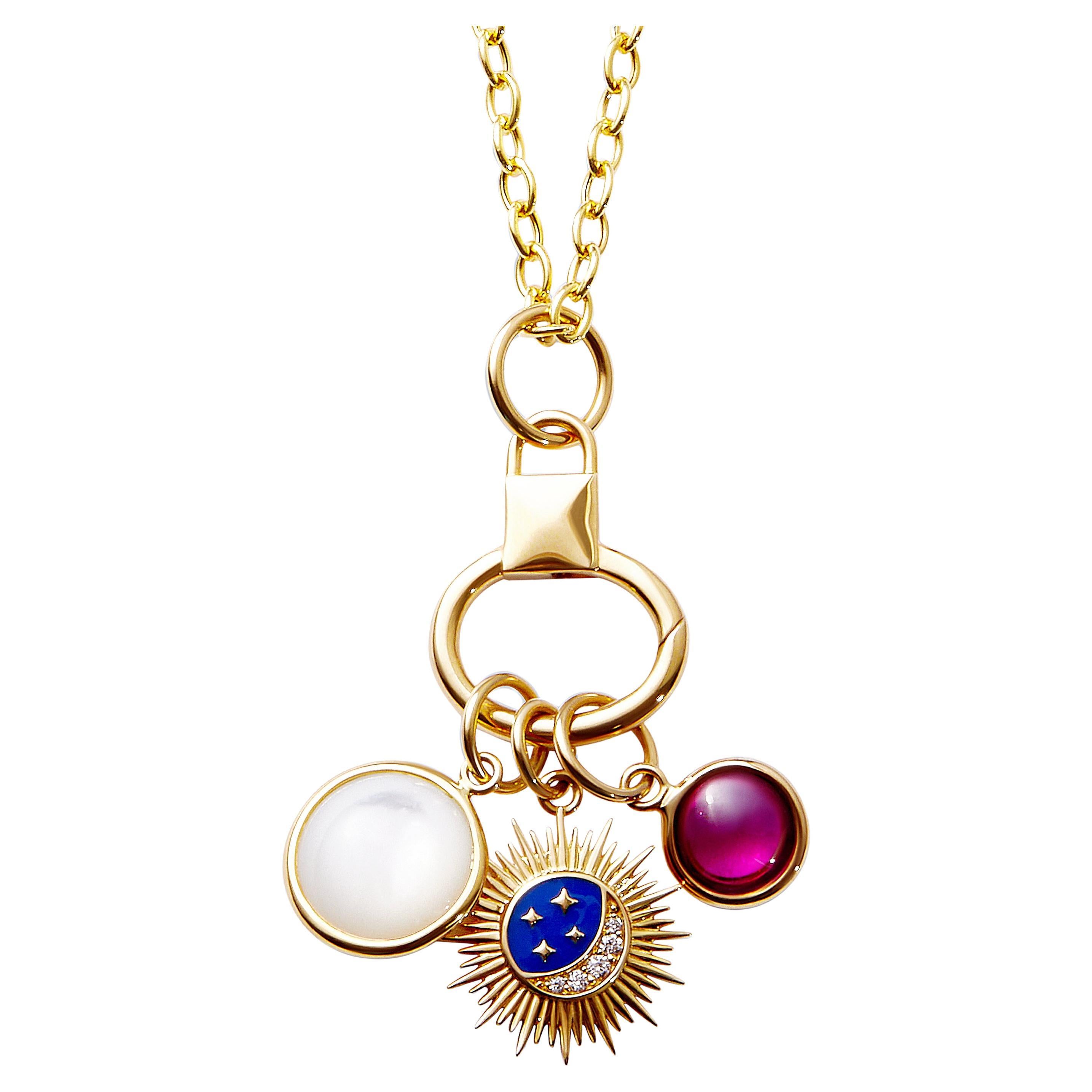 Collana con tre charme celestiali in oro giallo Syna con pietre e diamanti in vendita