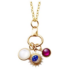 Collana con tre charme celestiali in oro giallo Syna con pietre e diamanti