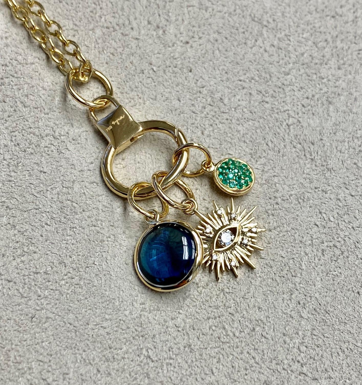 Créé en or jaune 18 carats
Topaze bleue de Londres 3,50 carats environ.
Émeraudes 0,10 carat environ.
Diamants champagne 0,10 carat environ.
Edition limitée
Chaîne vendue séparément

 À propos des concepteurs ~ Dharmesh & Namrata

S'inspirant des