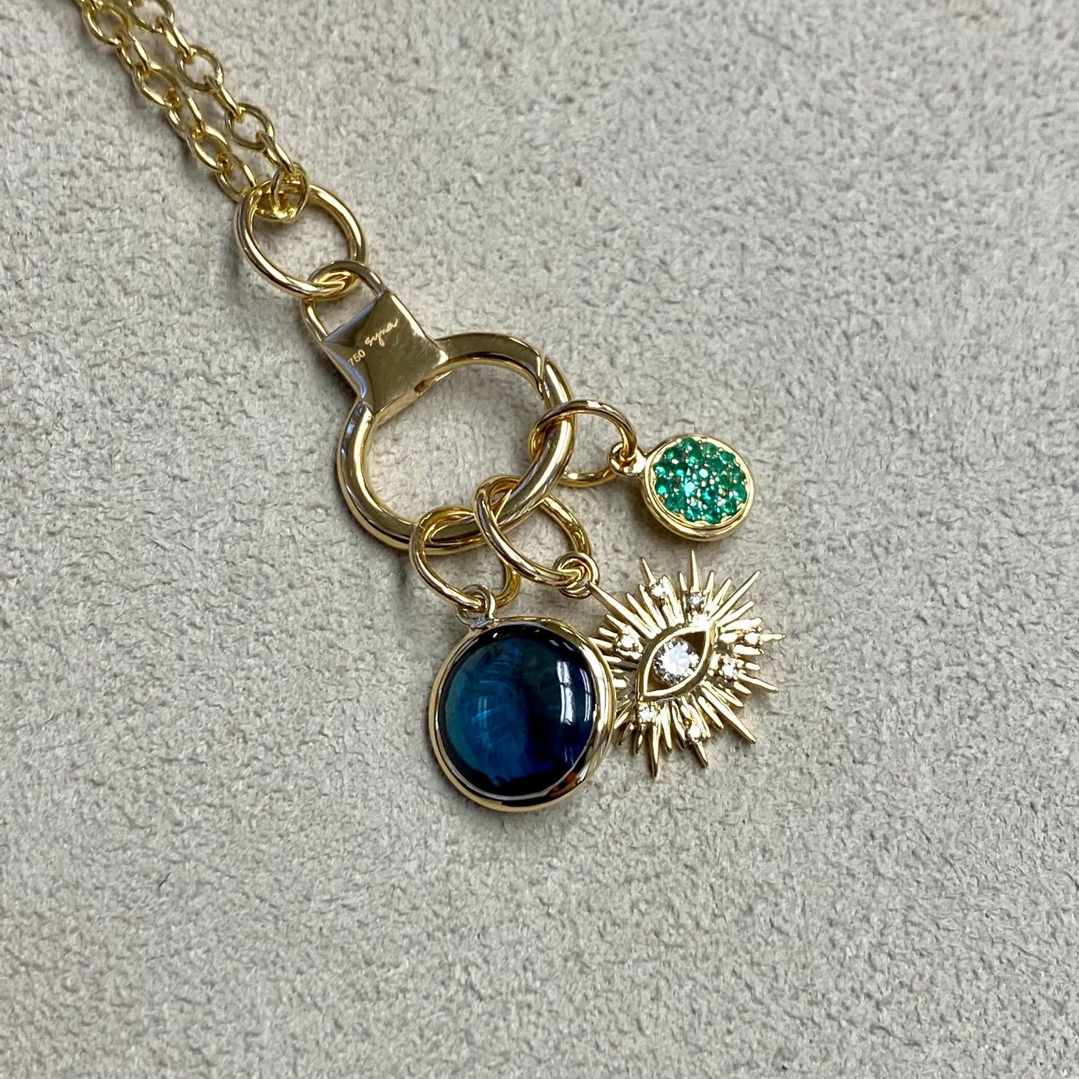 Contemporain Trois breloques Syna en or jaune avec œil maléfique, pierres précieuses et diamants champagne en vente