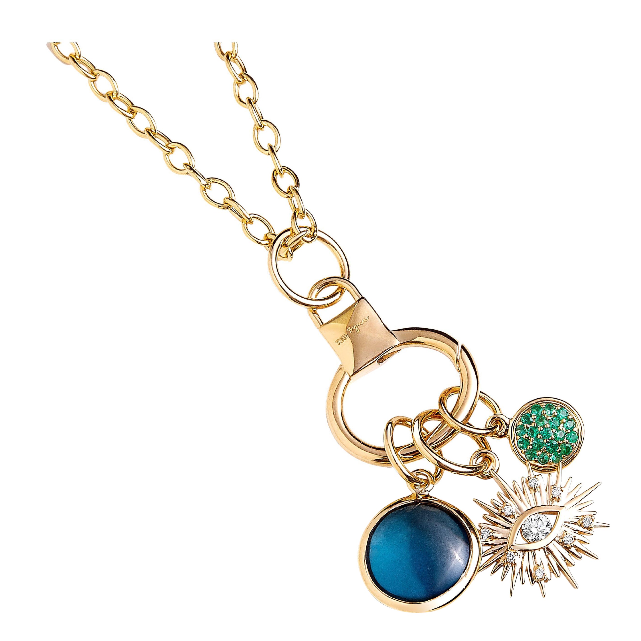 Trois breloques Syna en or jaune avec œil maléfique, pierres précieuses et diamants champagne