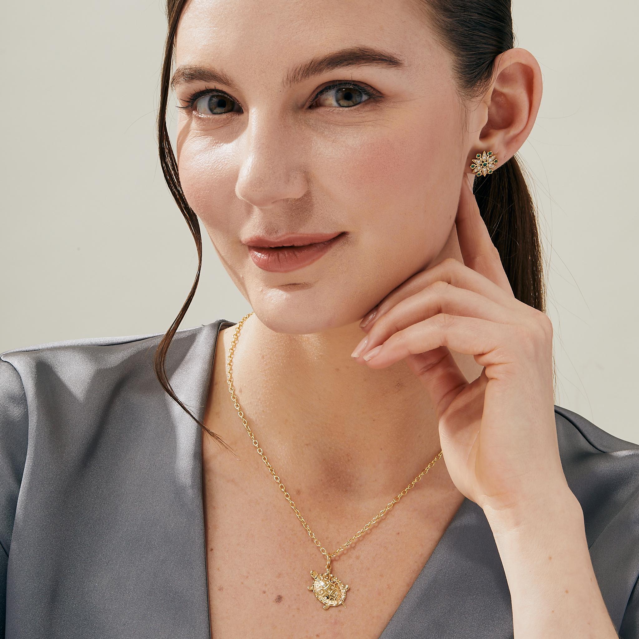 Contemporain Pendentif breloque tortue Syna en or jaune avec diamants en vente