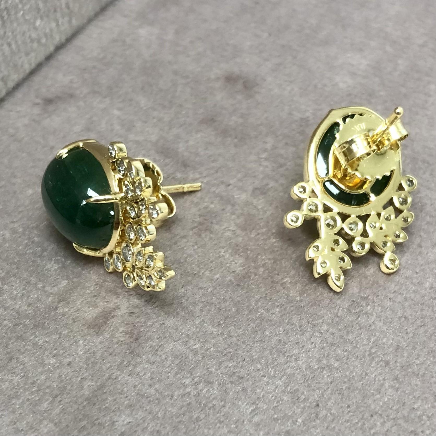 Contemporain Boucles d'oreilles vigne Syna en or jaune avec émeraudes et diamants en vente