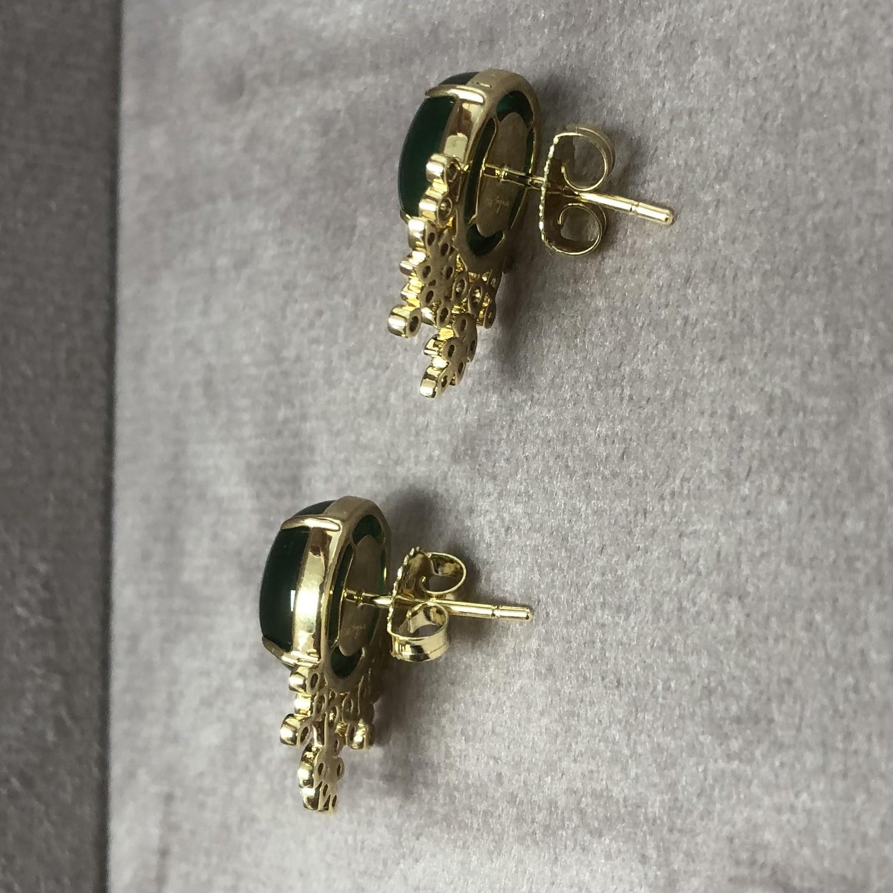 Taille ronde Boucles d'oreilles vigne Syna en or jaune avec émeraudes et diamants en vente