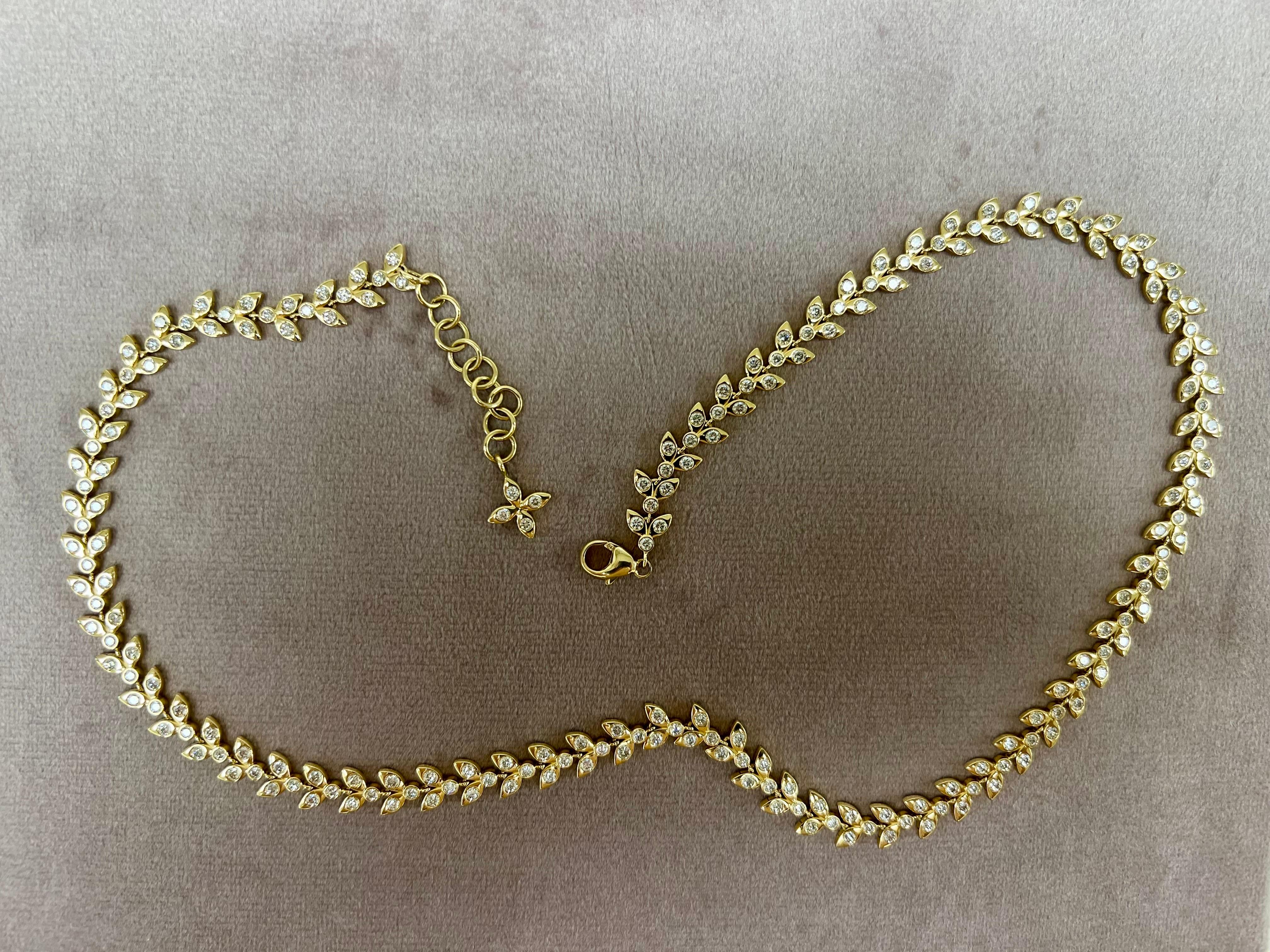 Creato in oro giallo 18 carati 
Diamanti 6,80 carati circa.
18 pollici, regolabile
Serratura aragosta


Informazioni sui designer ~ Dharmesh & Namrata

Traendo ispirazione dalle piccole cose, Dharmesh & Namrata Kothari hanno creato una straordinaria