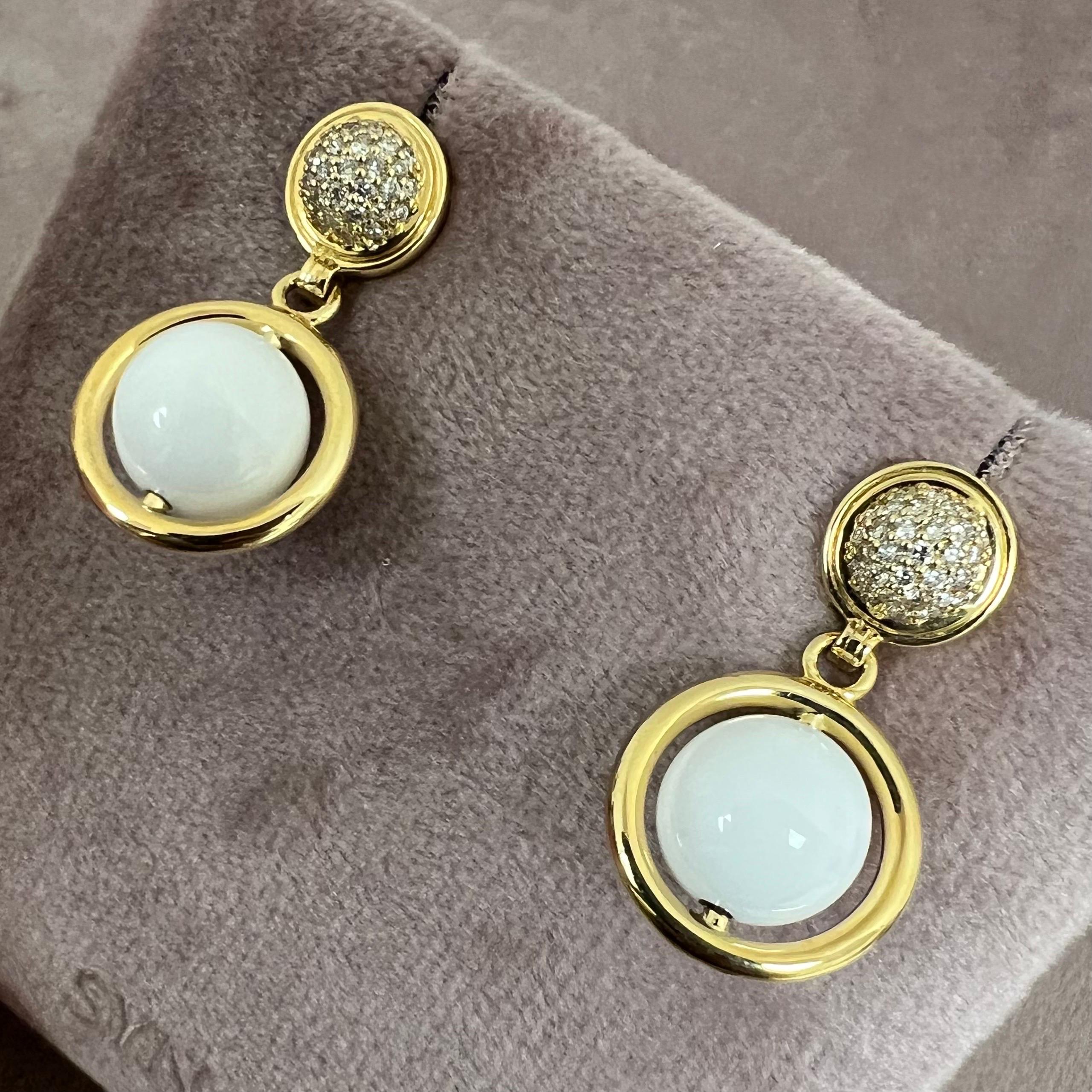 Creato in oro giallo 18 carati
Agata bianca 16 carati circa.
Diamanti 0.40 carati circa.
Fondelli a farfalla 18kyg
Edizione limitata

Questo pezzo esclusivo è realizzato in oro giallo da 18 carati e vanta un'agata bianca di circa 16 carati e 0,40