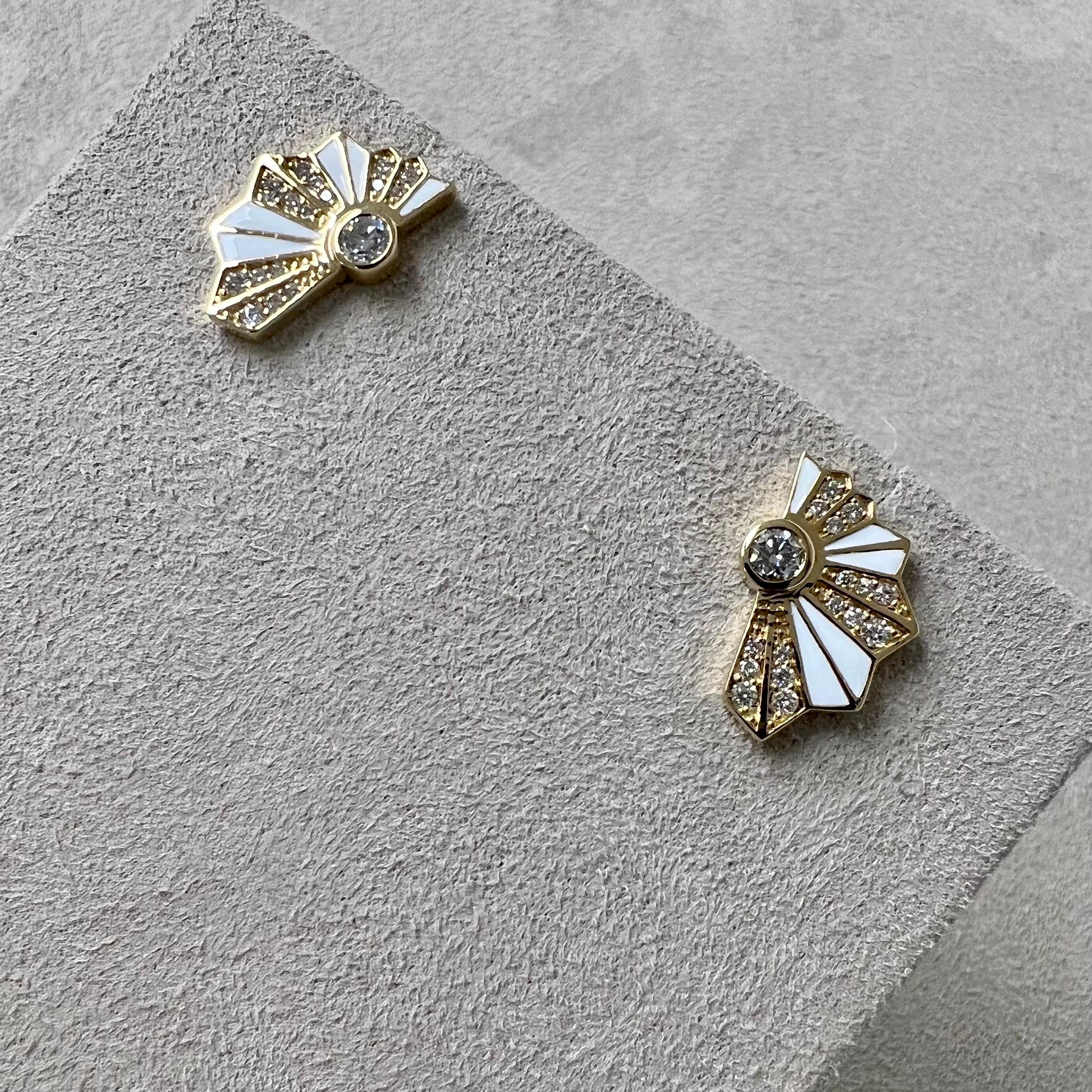 Taille mixte Boucles d'oreilles Syna en or jaune et émail blanc avec diamants en vente