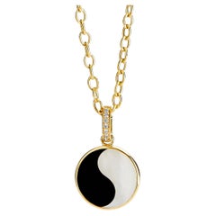Pendentif Yin-Yang en or jaune Syna avec onyx noir, nacre et diamants