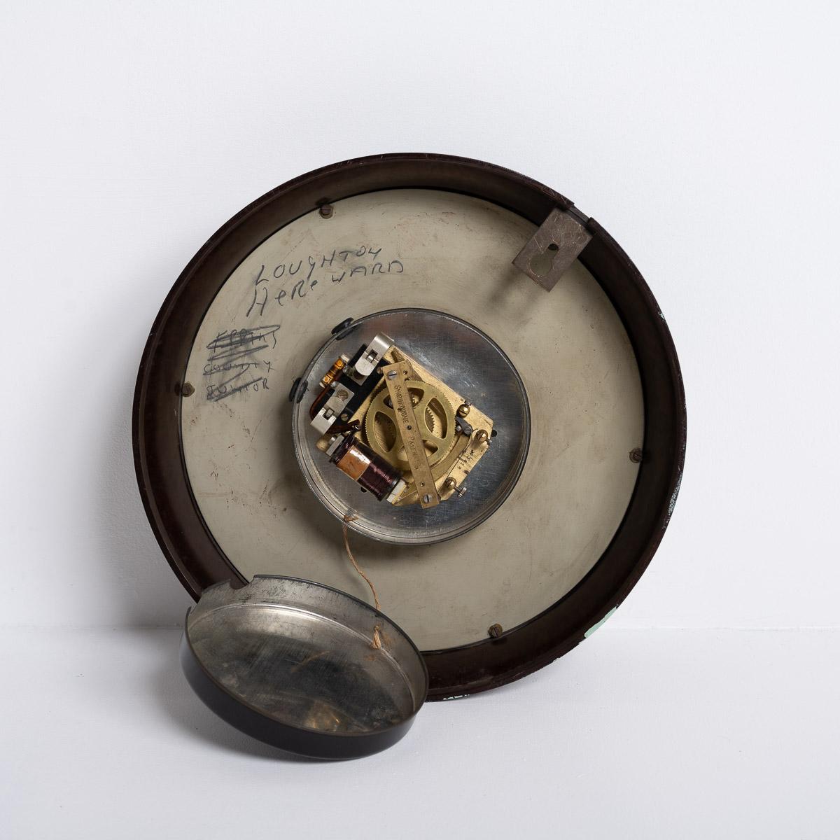 Horloge esclave industrielle vintage Synchronome dans un boîtier en bakélite en vente 4