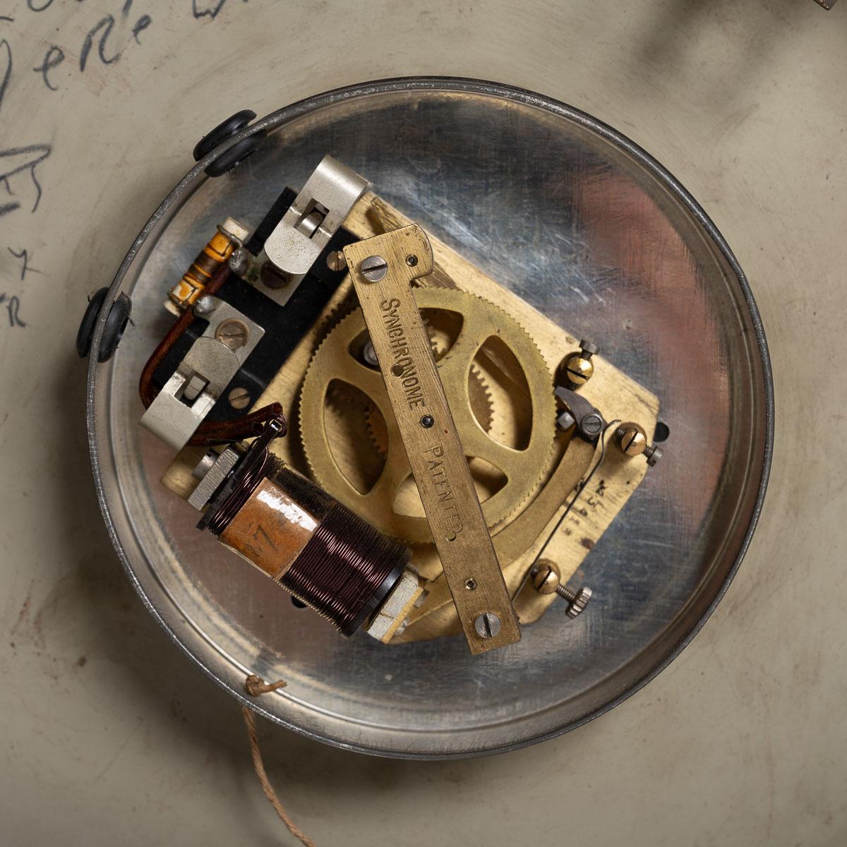 Horloge esclave industrielle vintage Synchronome dans un boîtier en bakélite en vente 5