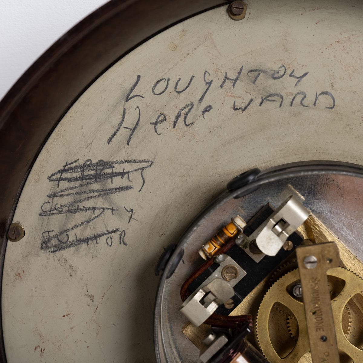 Horloge esclave industrielle vintage Synchronome dans un boîtier en bakélite en vente 6