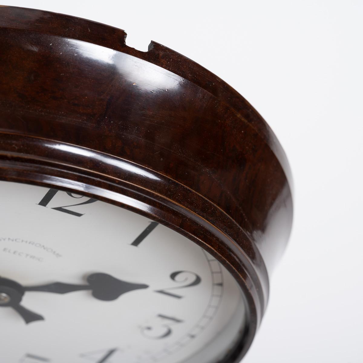 Horloge esclave industrielle vintage Synchronome dans un boîtier en bakélite en vente 7