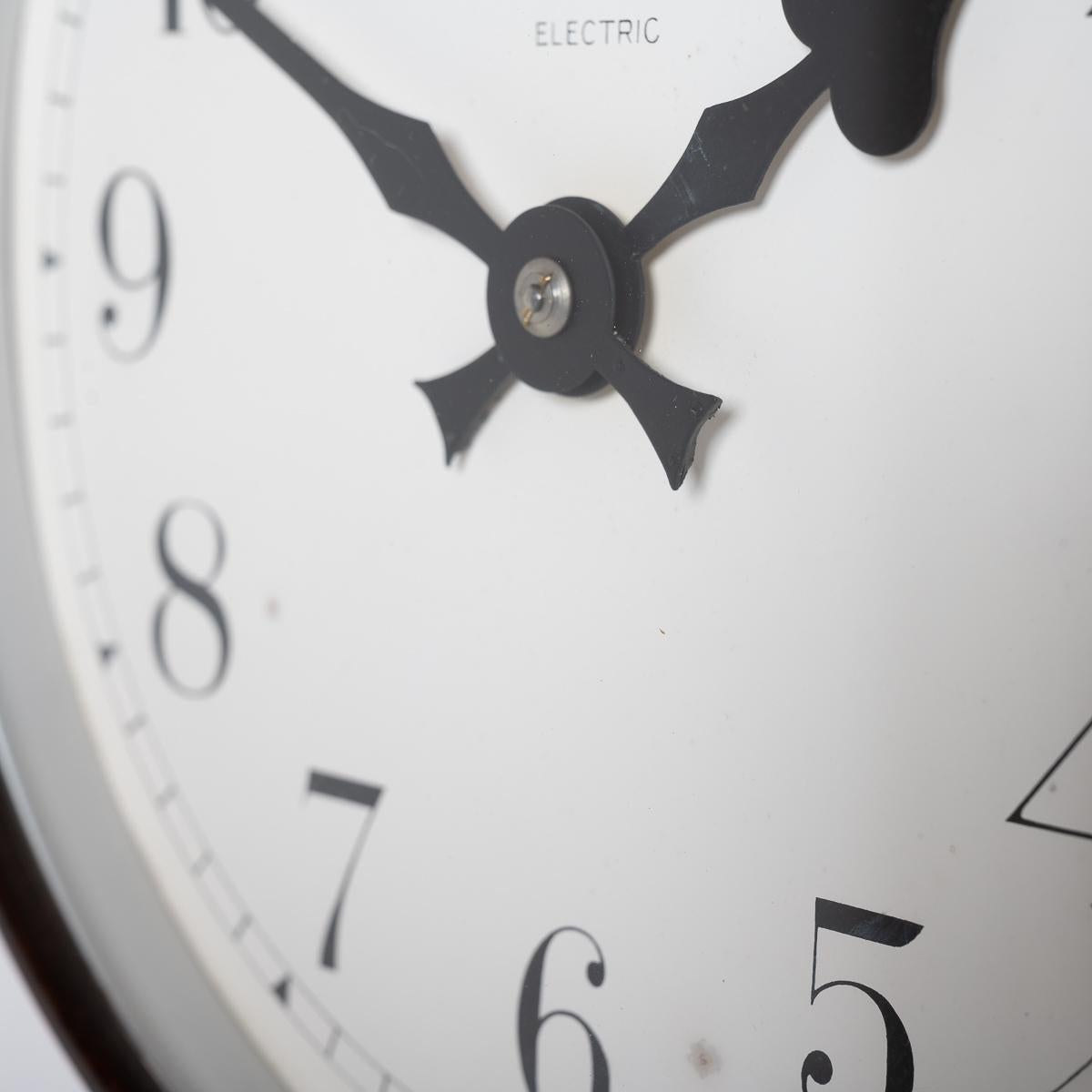 Milieu du XXe siècle Horloge esclave industrielle vintage Synchronome dans un boîtier en bakélite en vente