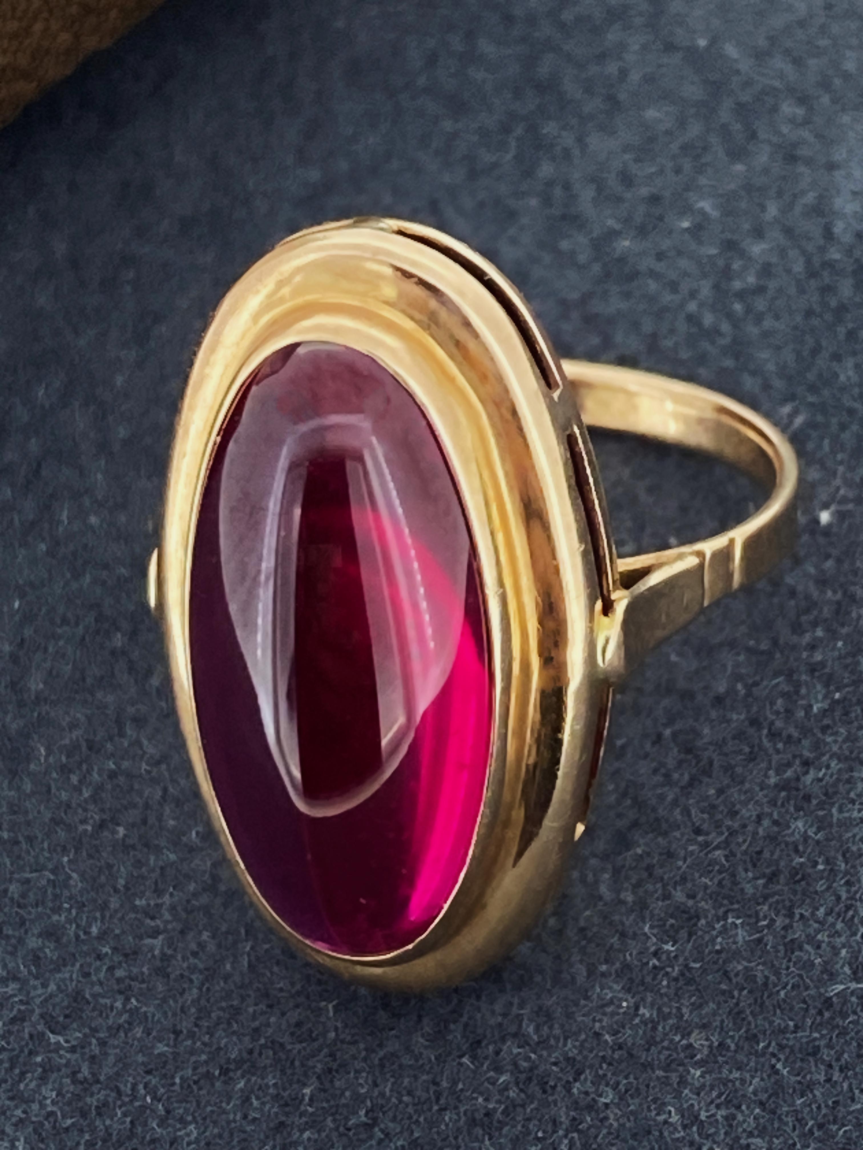 D'un design remarquable et d'une forme attrayante 
cette bague de robe de cocktail vintage de fabrication soviétique
a été fabriqué (à la main) dans les années 1970 

Serti d'un cabochon ovale d'Alexandrite synthétique 
d'une couleur rouge framboise