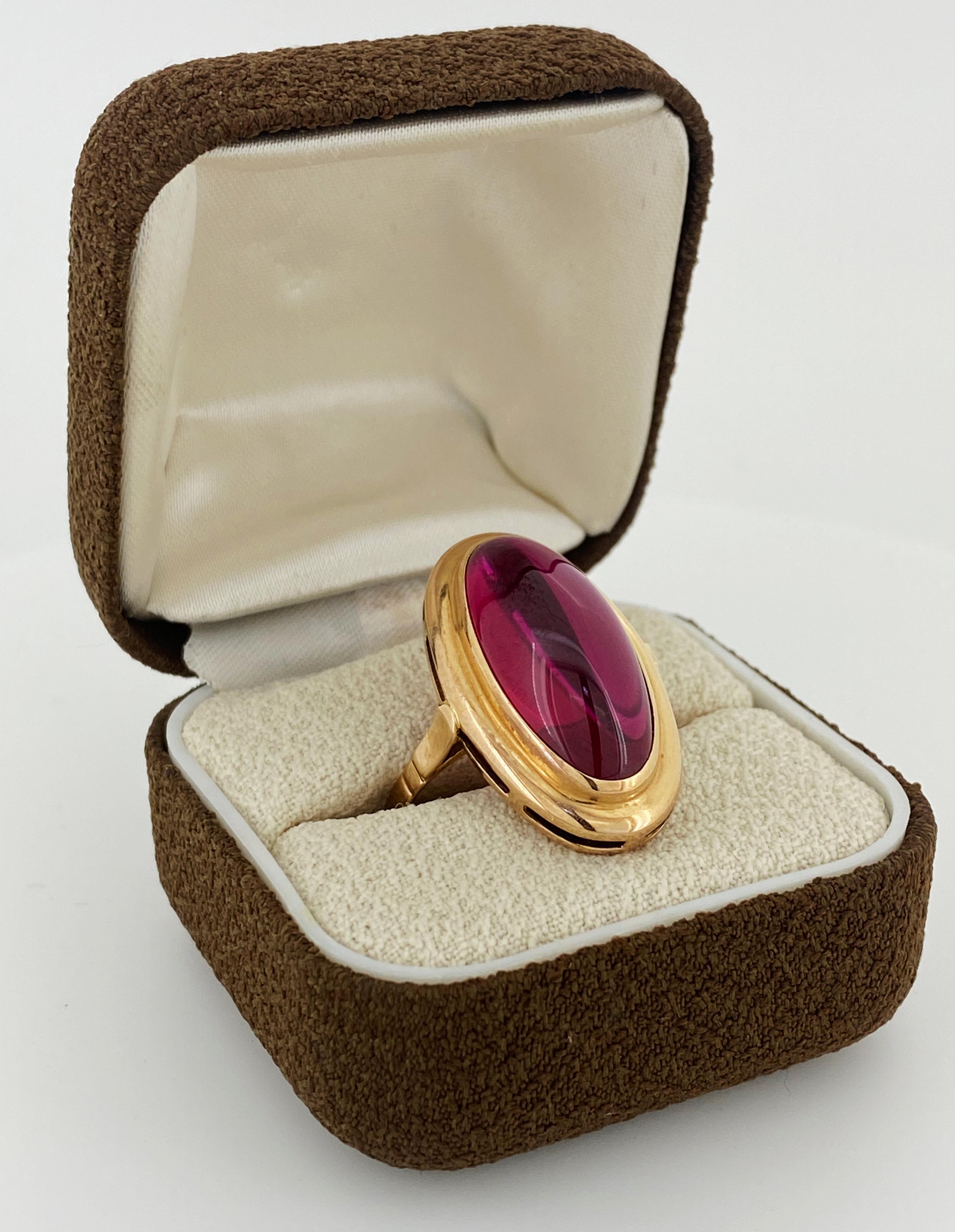 Taille ovale Bague faite à la main en or rose 14 carats 583 avec alexandrite synthétique Hallmarks soviétiques. en vente