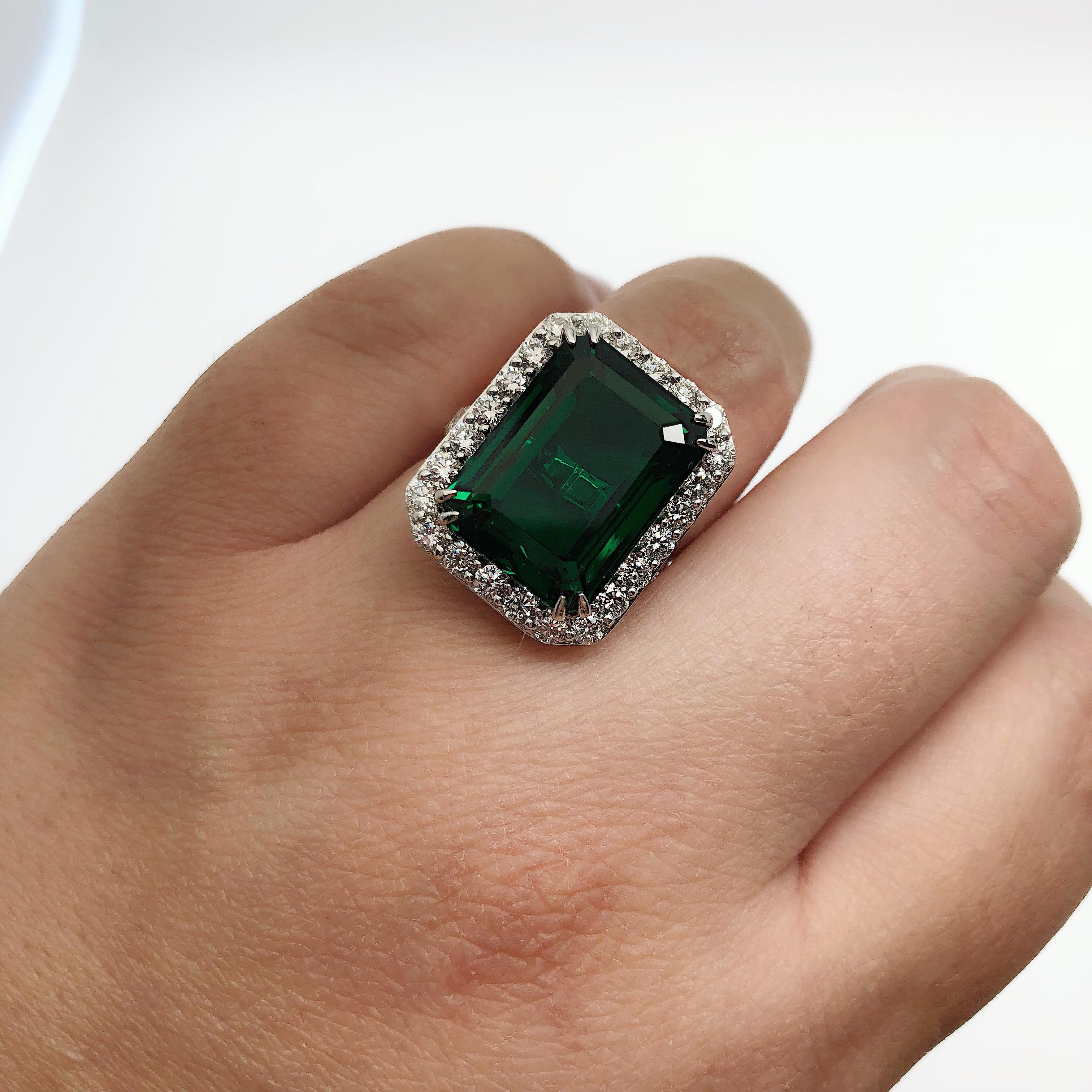 Synthetic Deep Vivid Green Emerald and Brilliant Natural Diamonds Statement Ring In New Condition In Antwerpen, BE