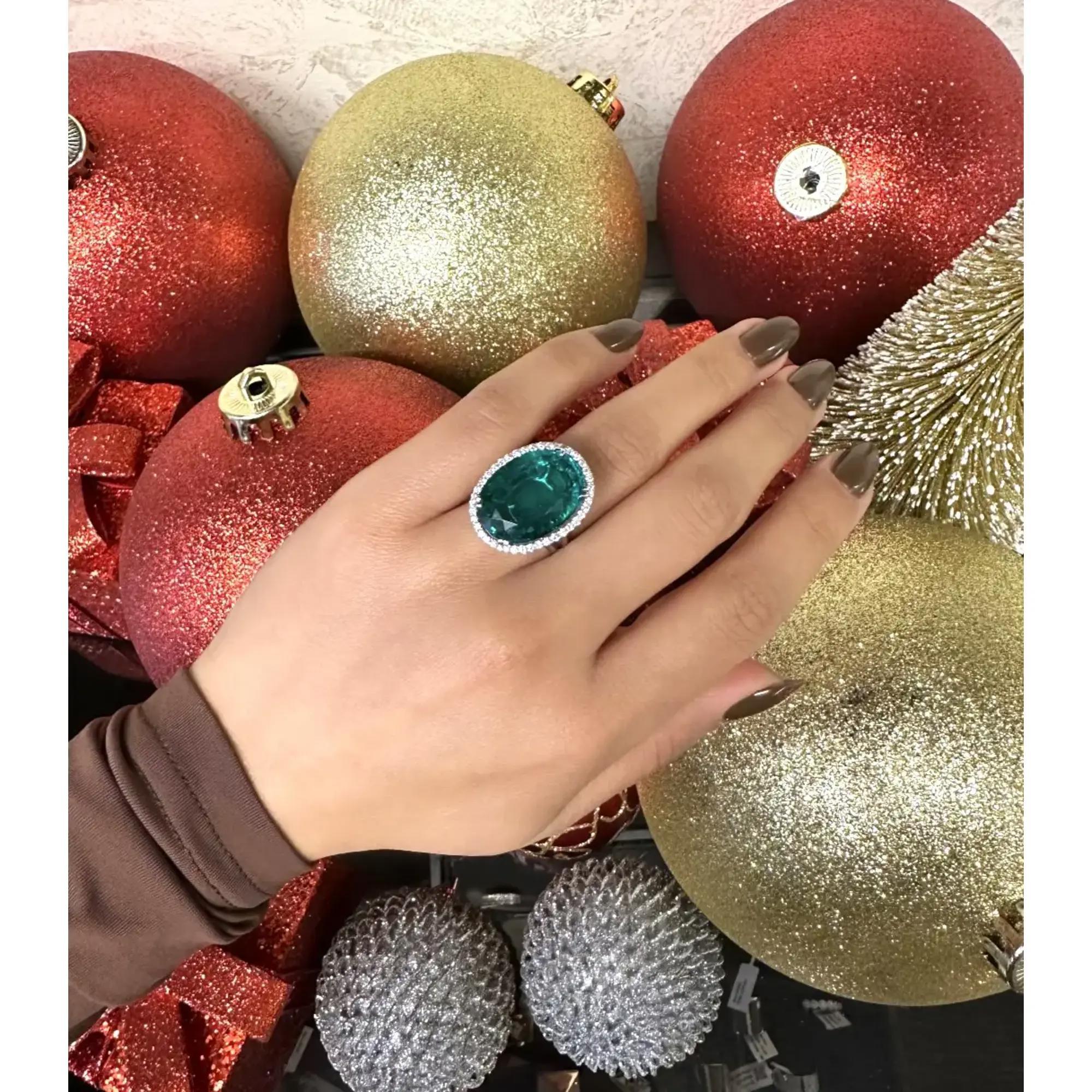Synthetic Emerald and Diamond Cocktail Ring 18K White Gold Size US 6.5-7 In Excellent Condition For Sale In New York, NY