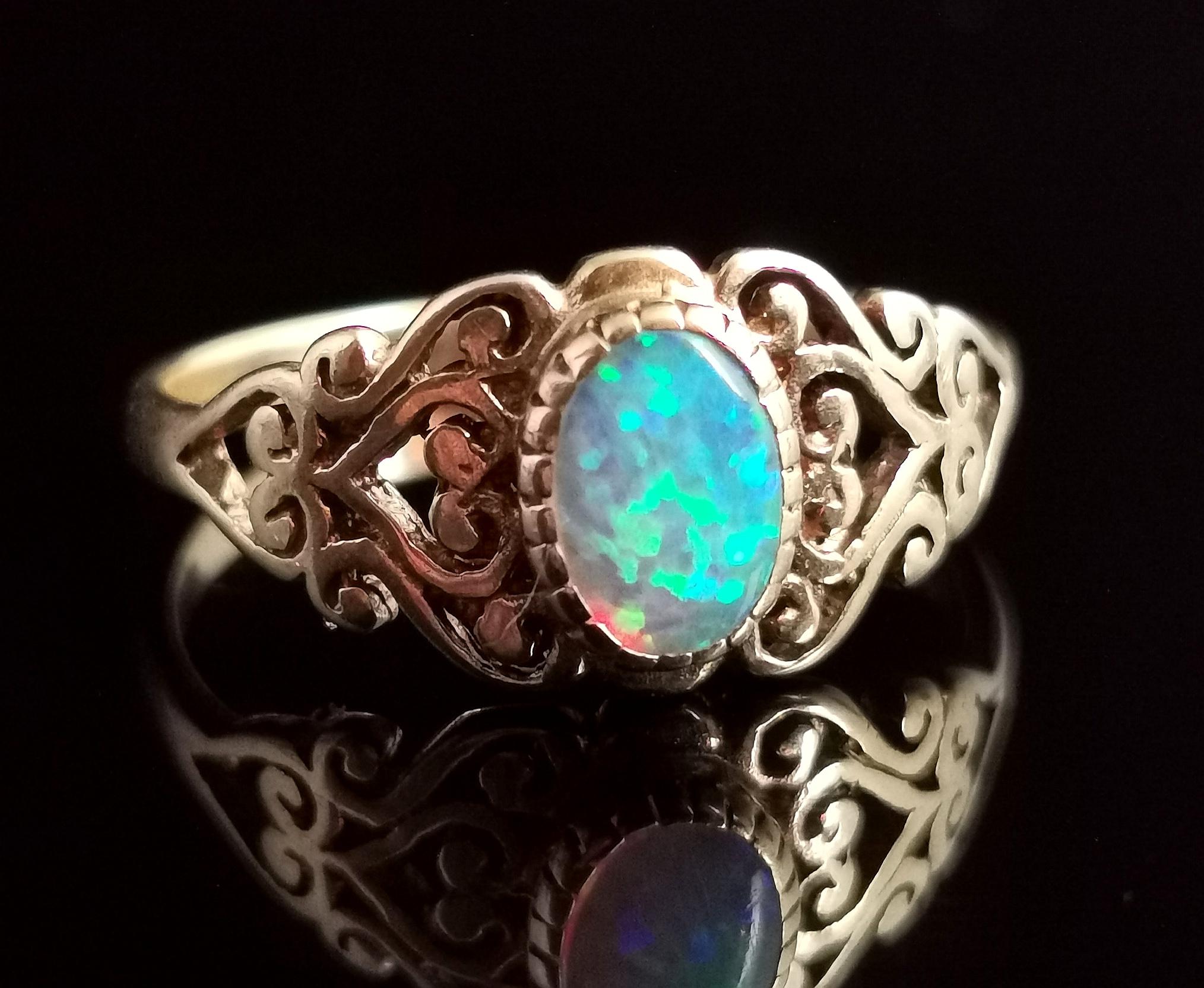 Der synthetische Opal-Kleid-Ring, 9 Karat Gelbgold (Moderne)