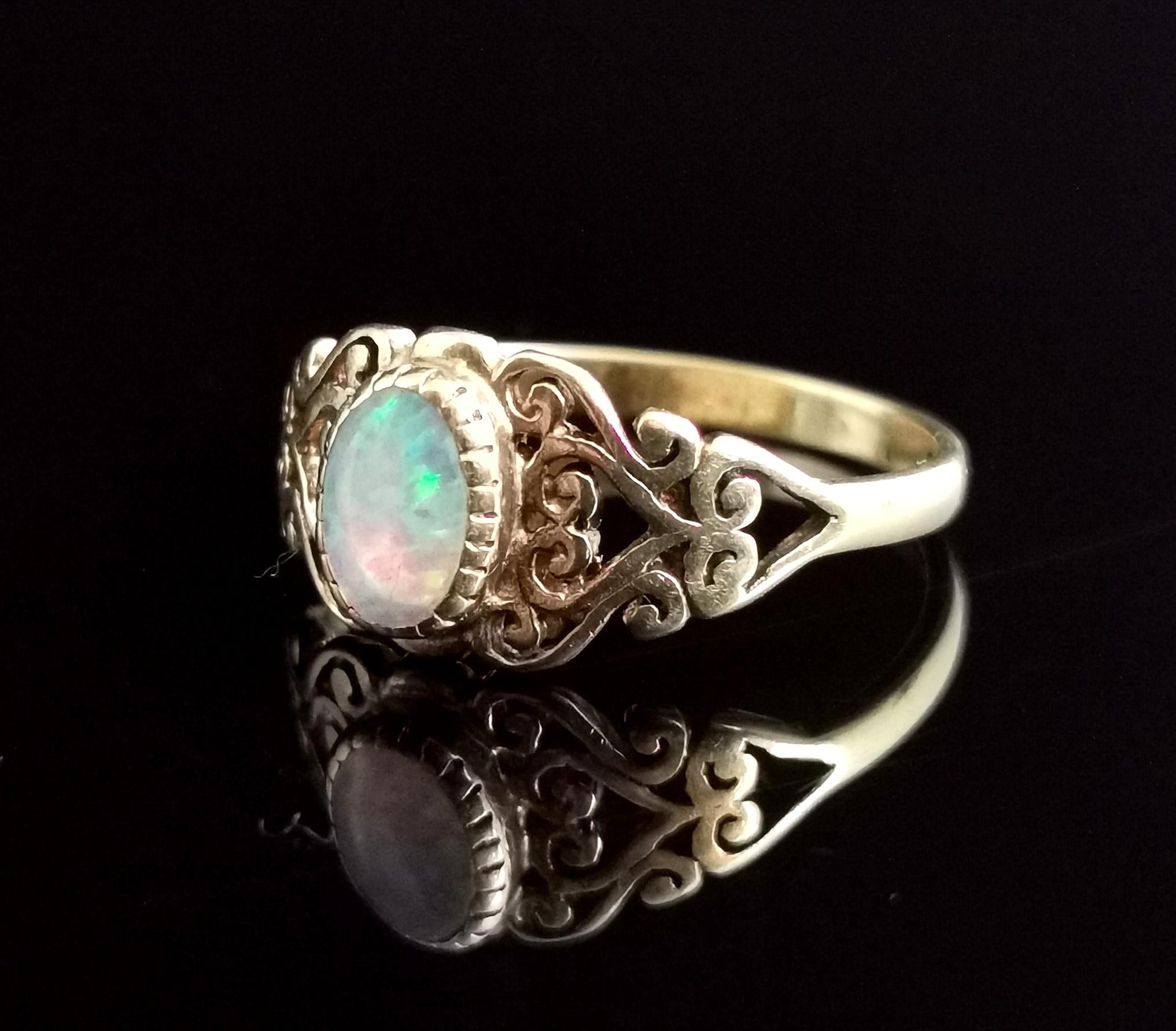 Der synthetische Opal-Kleid-Ring, 9 Karat Gelbgold im Zustand „Gut“ in NEWARK, GB
