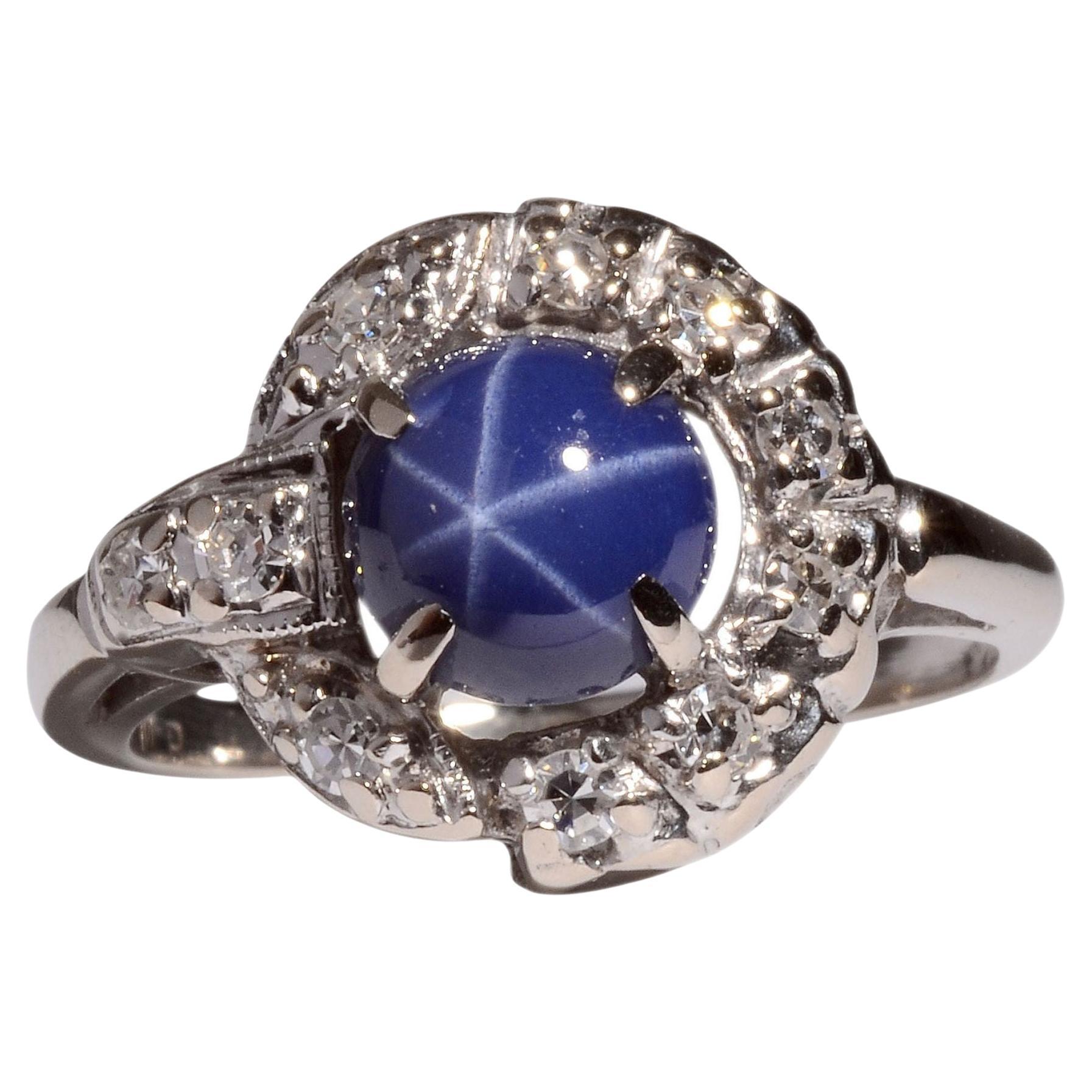 Ring mit synthetischem Sternsaphir und Diamant im Angebot