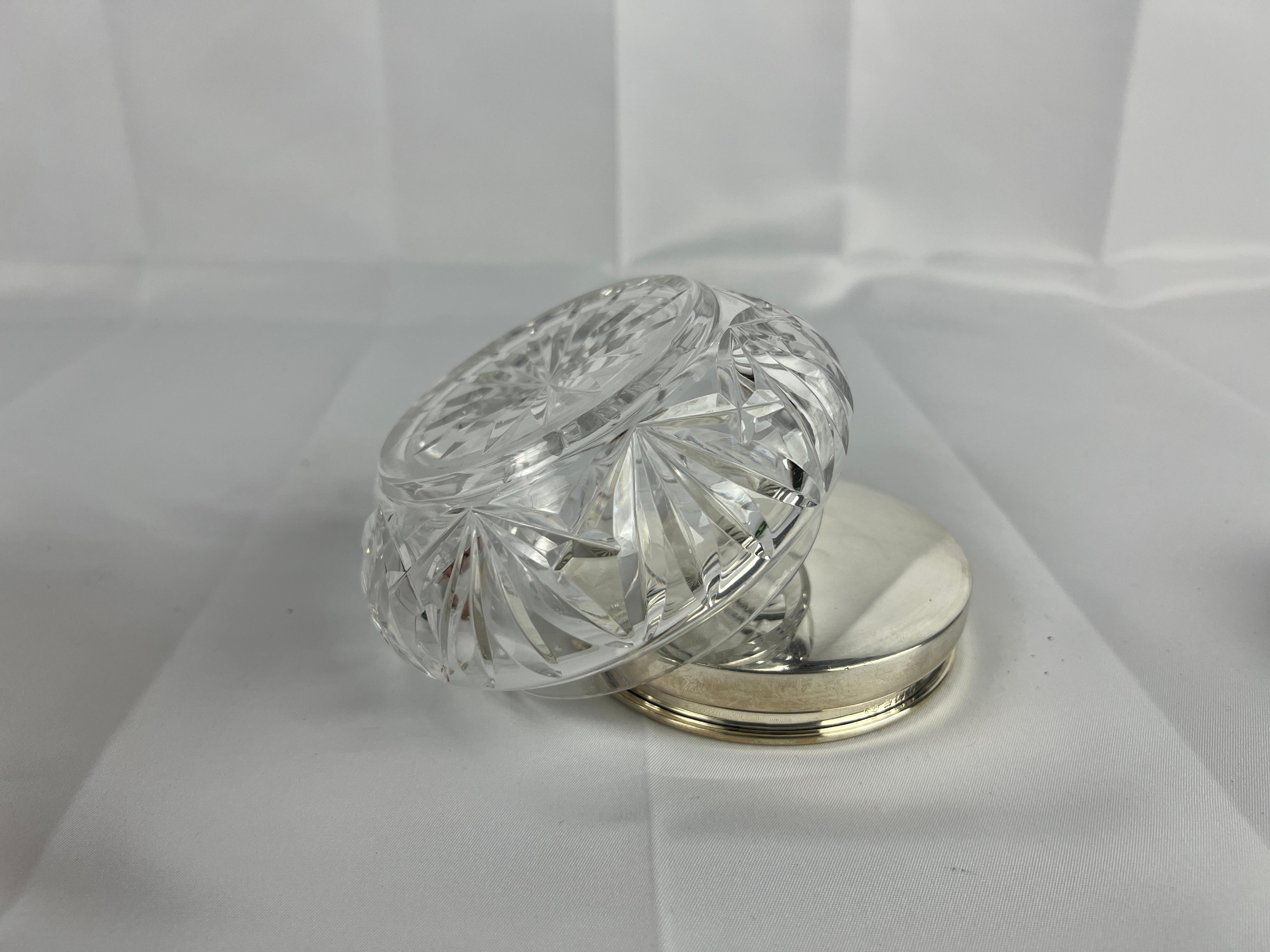 Tarro de tocador Synyer & Beddoes de plata de ley y cristal tallado Circa 1918 Británico en venta