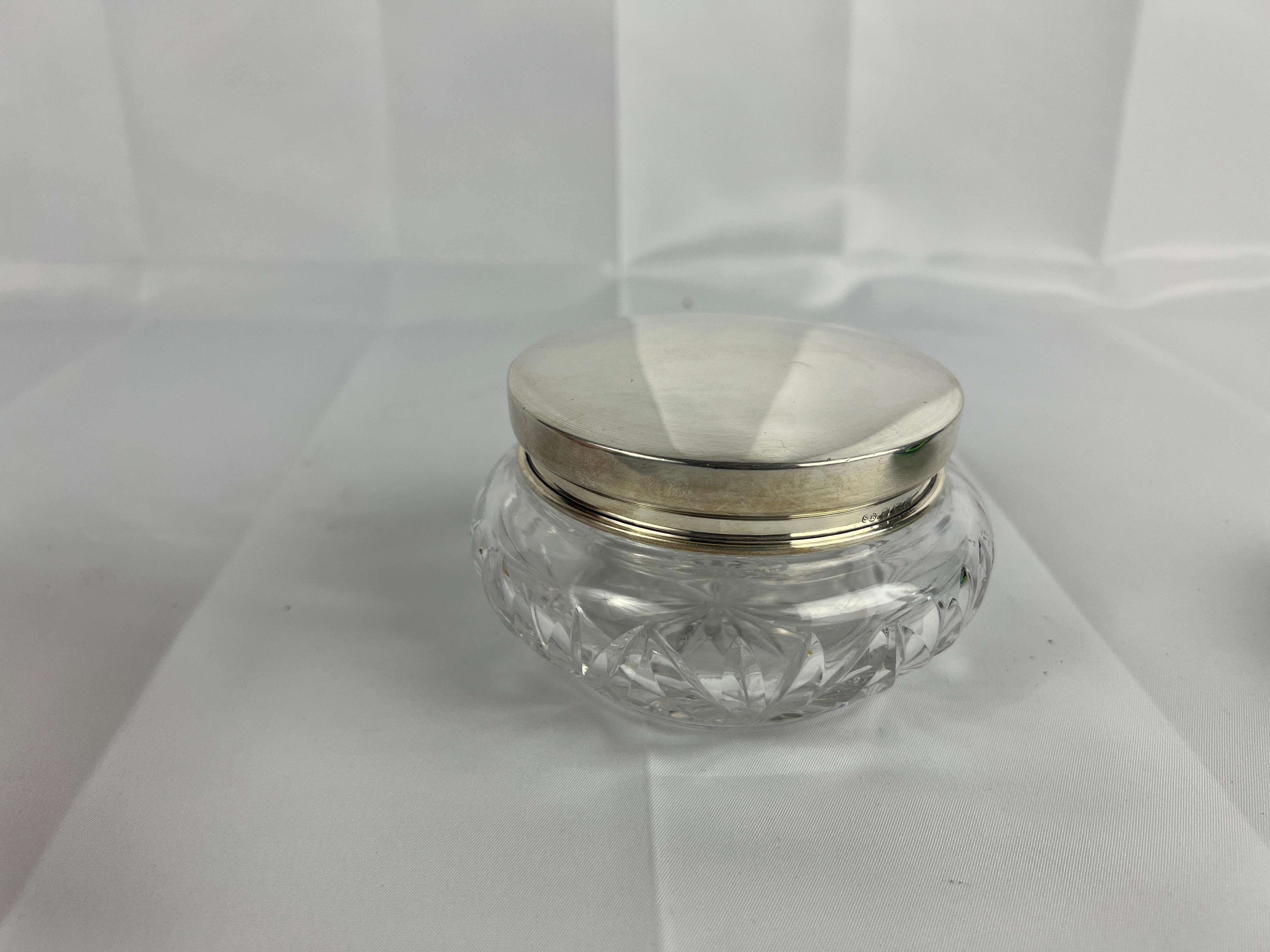 Tarro de tocador Synyer & Beddoes de plata de ley y cristal tallado Circa 1918 en Bueno estado para la venta en Atlanta, GA
