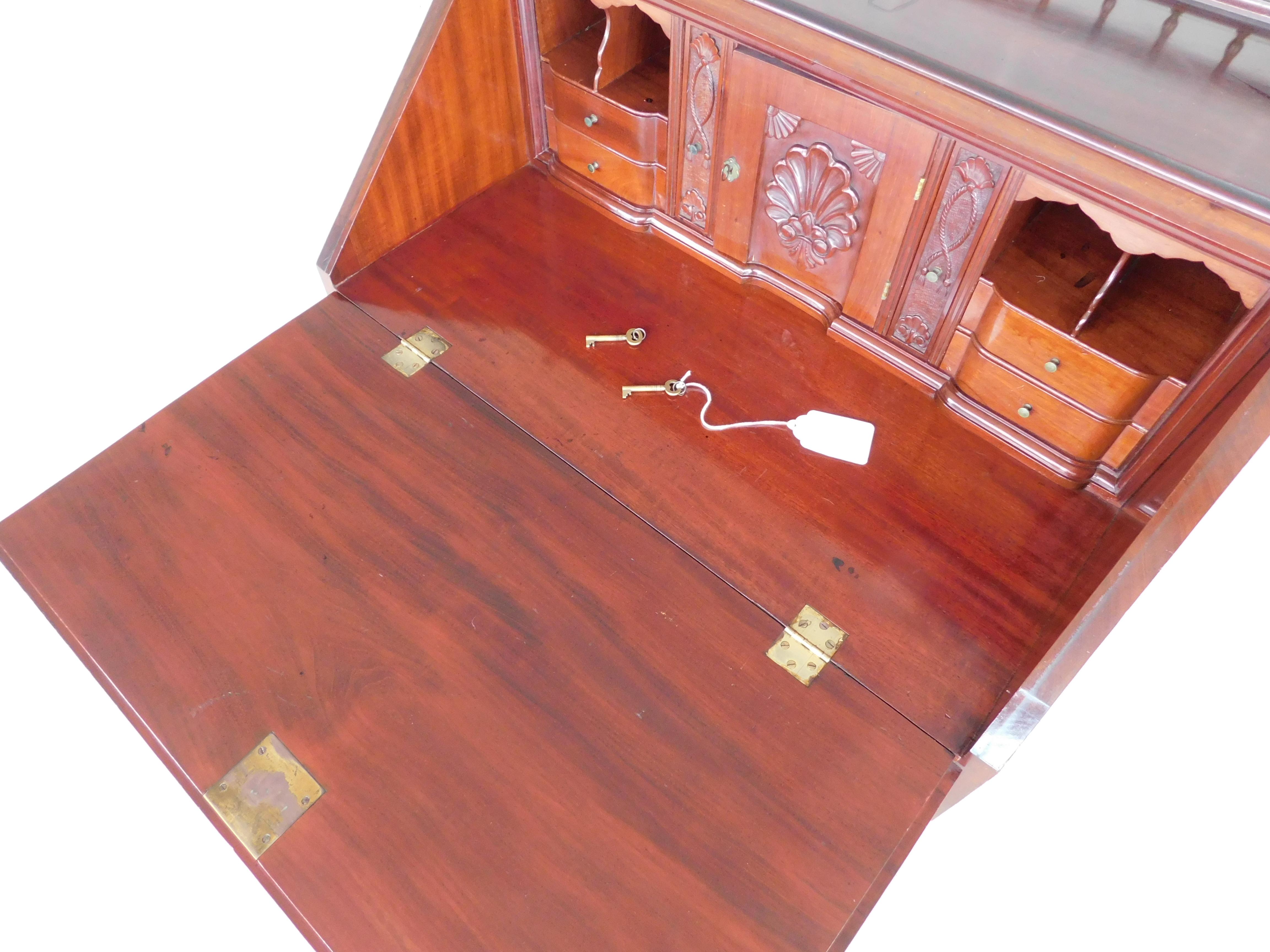 Sypher & Co. Chippendale-Schreibtisch mit schräger Front aus dem 19. Jahrhundert im Angebot 4