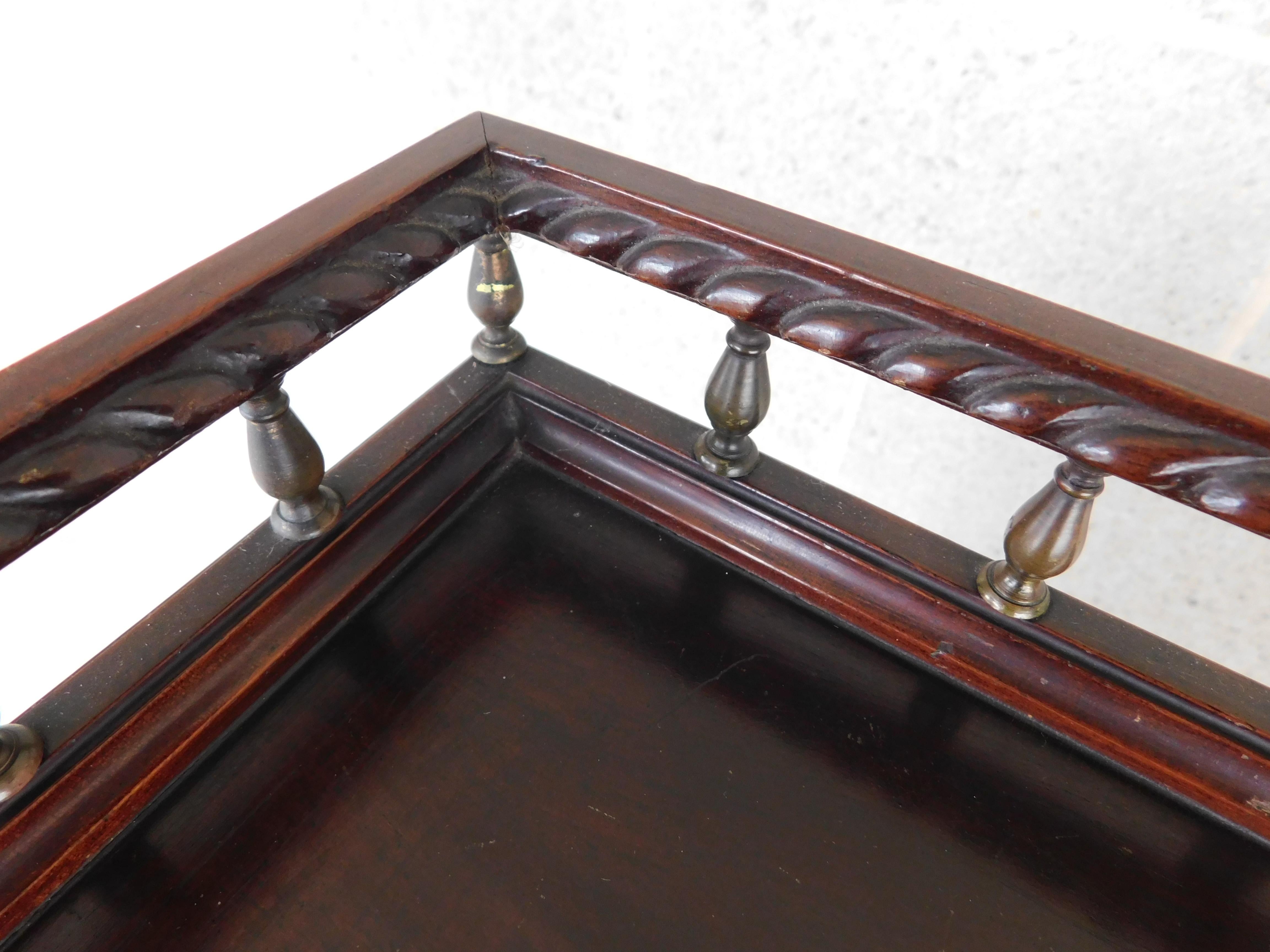Sypher & Co. Chippendale-Schreibtisch mit schräger Front aus dem 19. Jahrhundert mit ausgezeichneter Originallackierung aus einem Privatbesitz in Princeton NJ 
Auf der schrägen Vorderseite befinden sich kunstvolle Muschelschnitzereien, die typisch