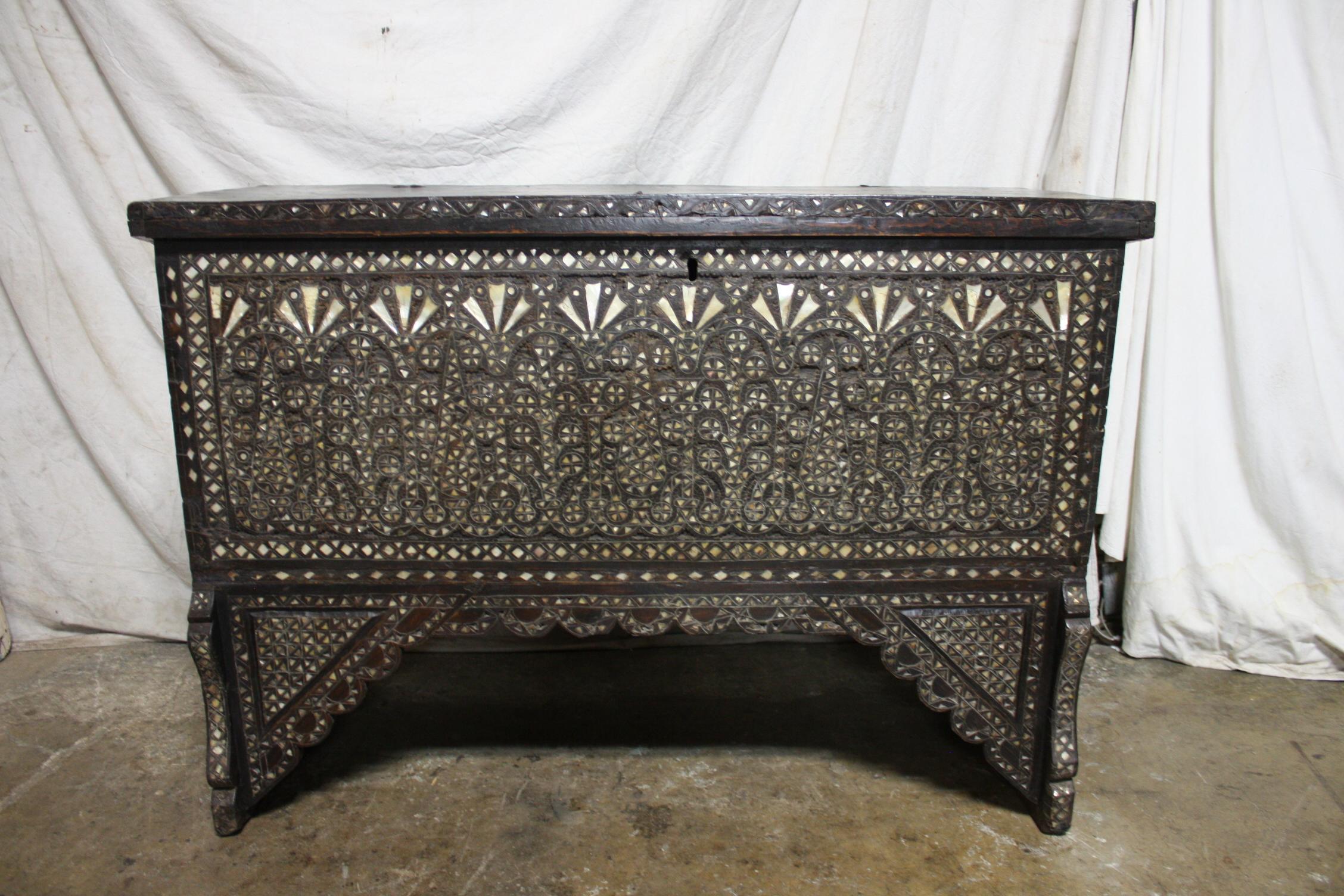 Rare 18th century Syran blanket chest, beautiful art work and nice proportion.