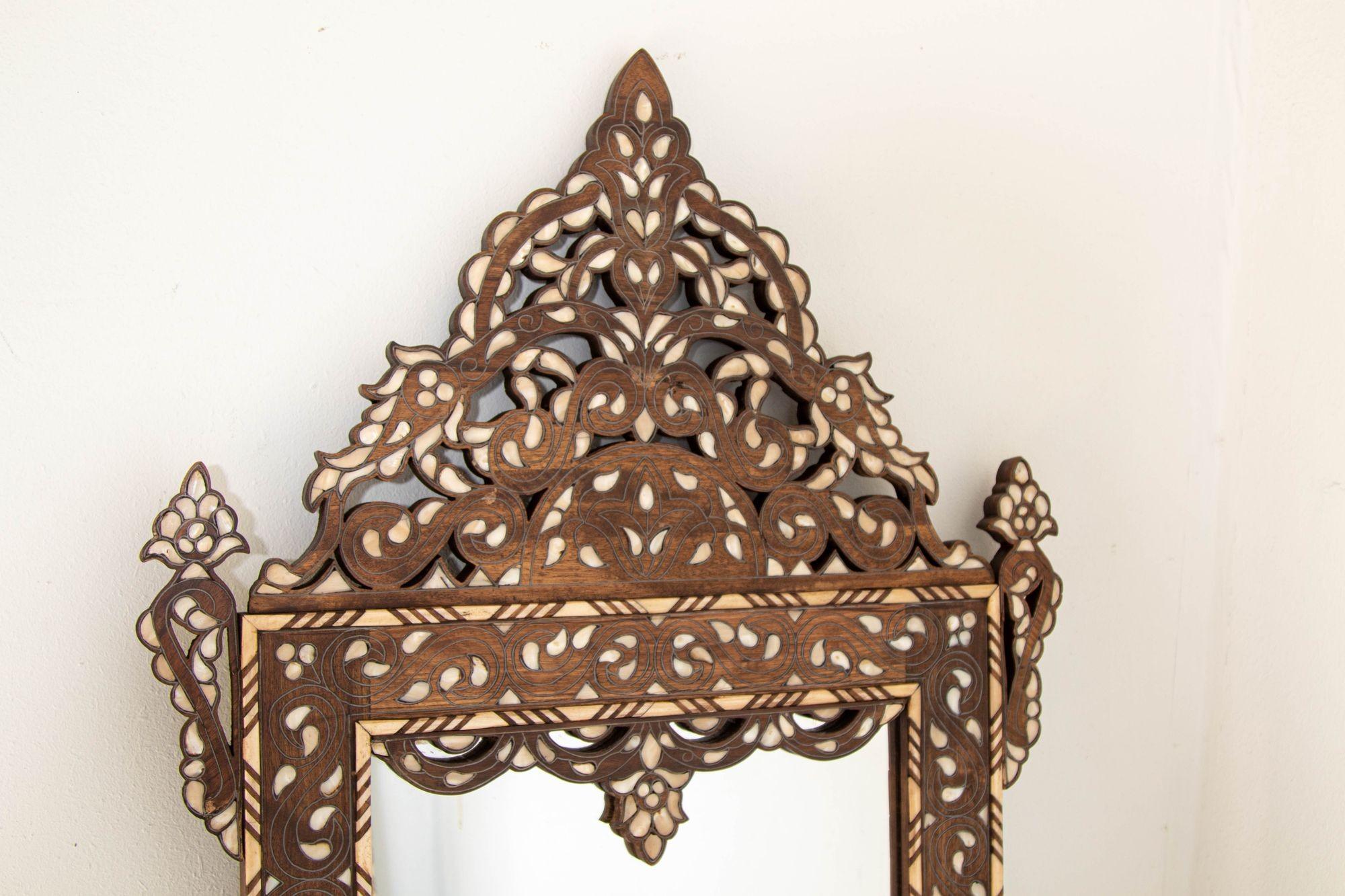 Marocain Paire de miroirs mosaïques à motifs floraux incrustés d'os, Damascene 52 po. (H) en vente
