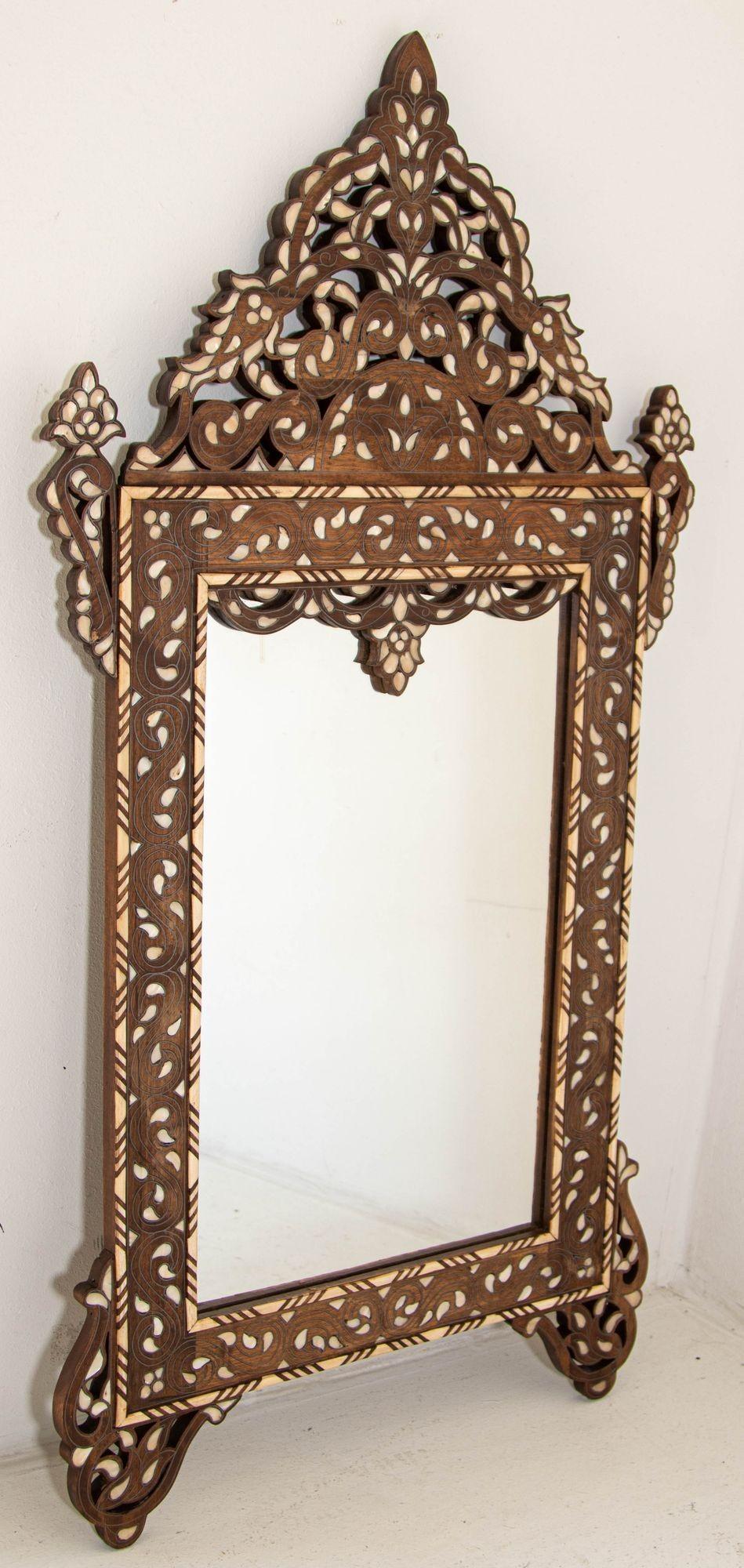 Os Paire de miroirs mosaïques à motifs floraux incrustés d'os, Damascene 52 po. (H) en vente
