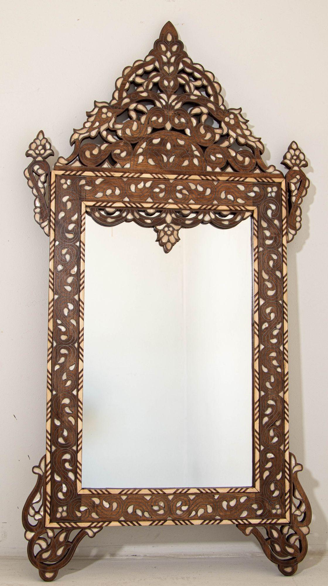 Paire de miroirs mosaïques à motifs floraux incrustés d'os, Damascene 52 po. (H) en vente 1
