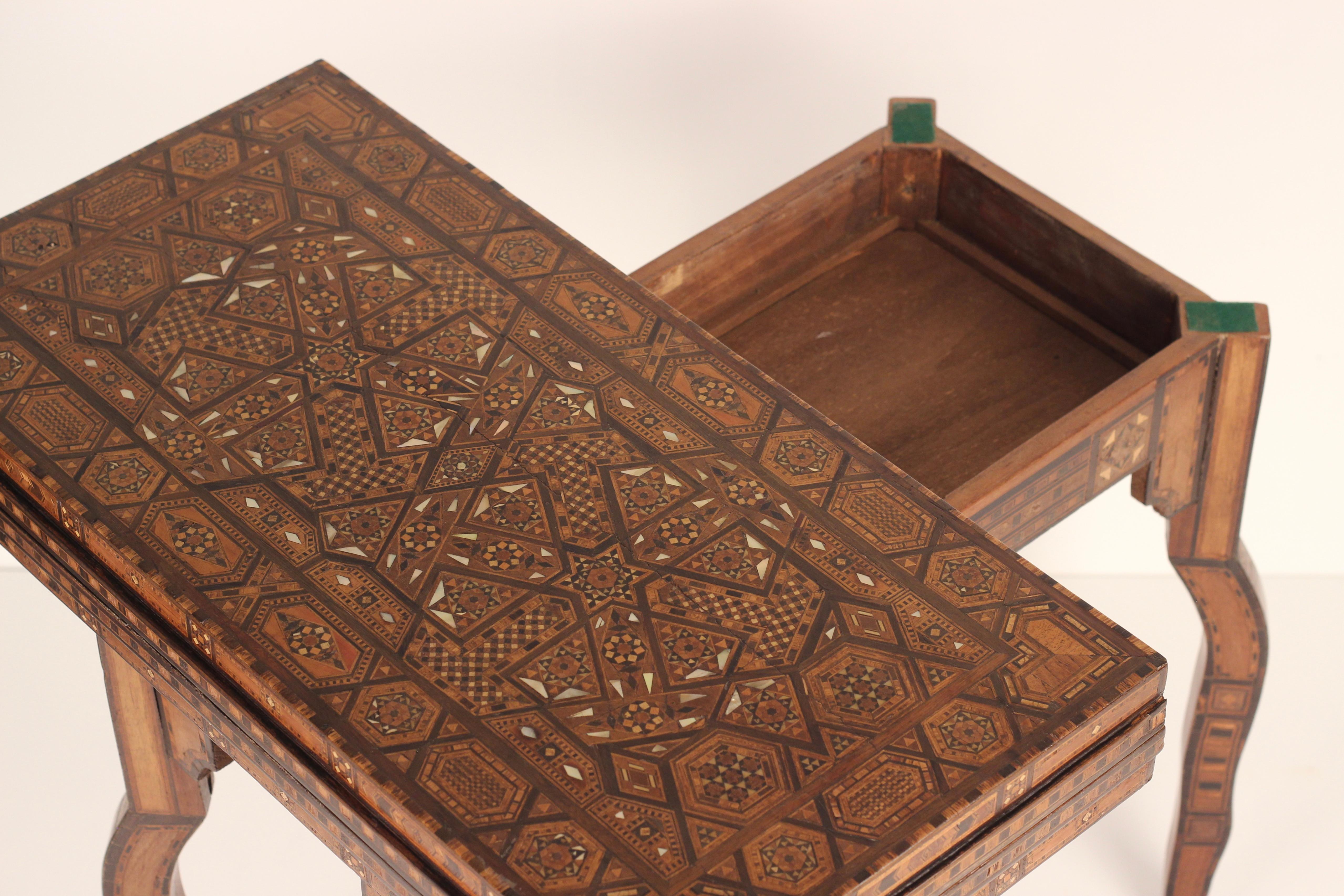 Syrianischer Spieltisch im Boho-Chic-Stil des 20. Jahrhunderts mit kunstvollen Intarsien aus Furnier im Angebot 6