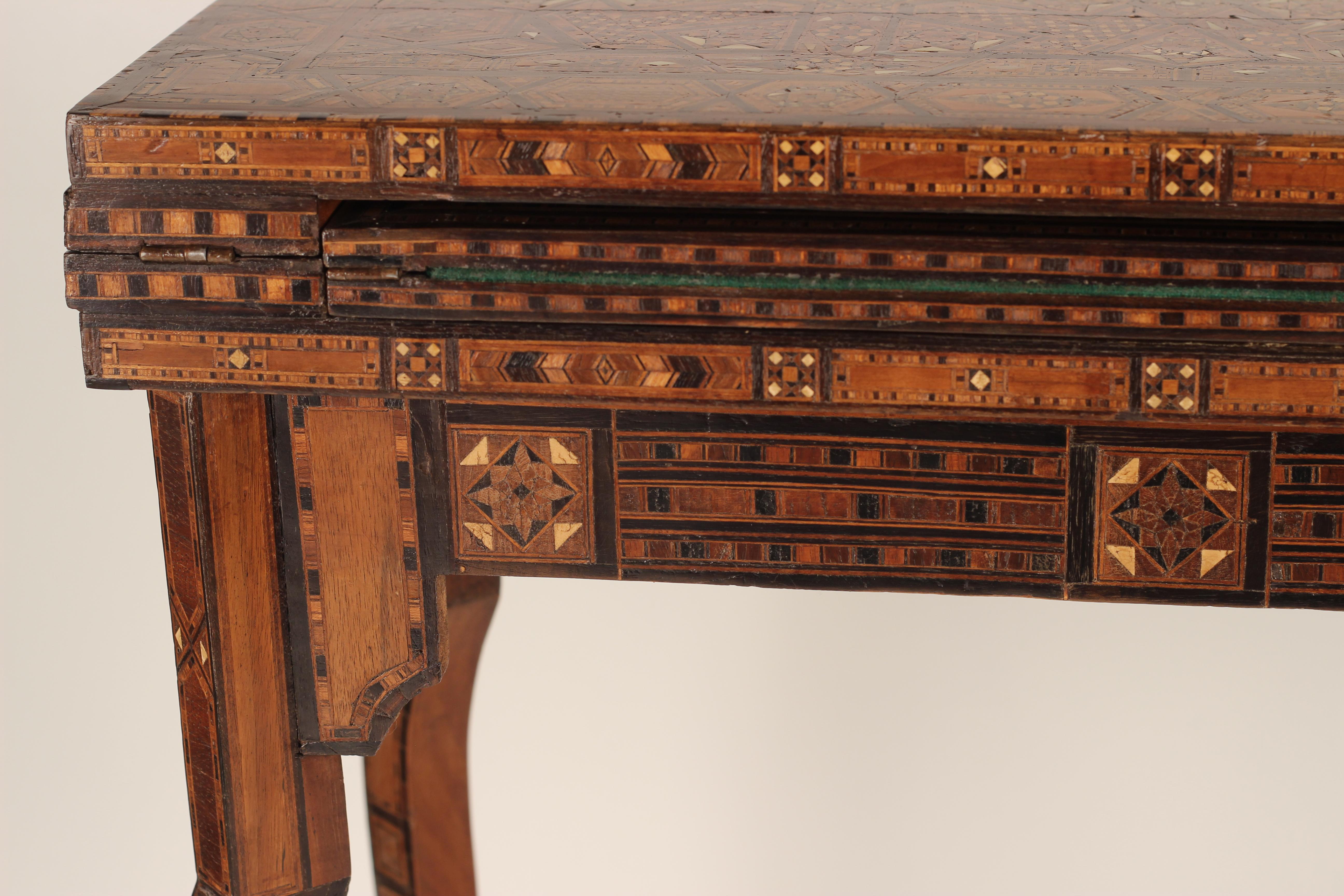 Syrianischer Spieltisch im Boho-Chic-Stil des 20. Jahrhunderts mit kunstvollen Intarsien aus Furnier im Angebot 11
