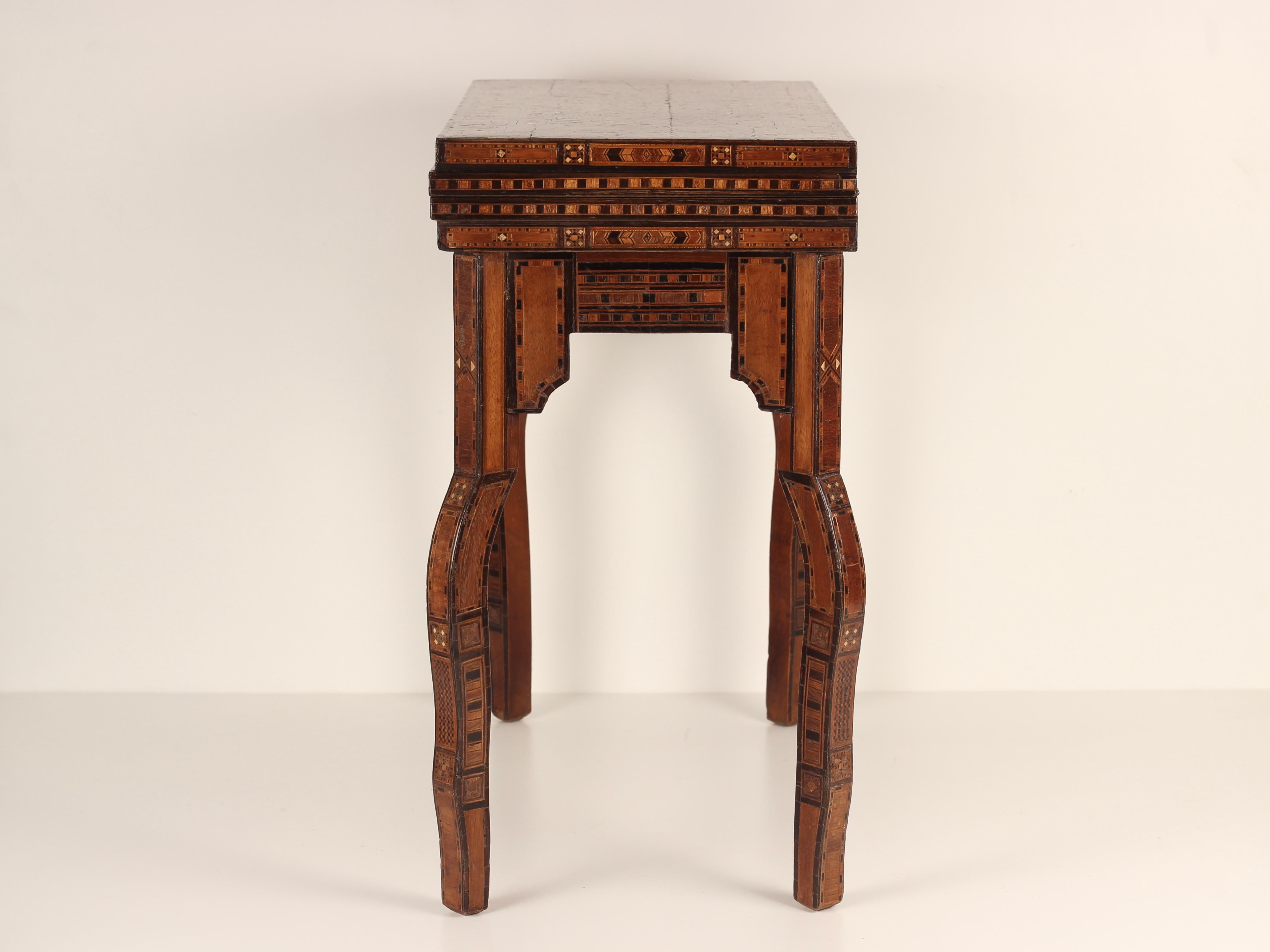 Syrianischer Spieltisch im Boho-Chic-Stil des 20. Jahrhunderts mit kunstvollen Intarsien aus Furnier (Frühes 20. Jahrhundert) im Angebot