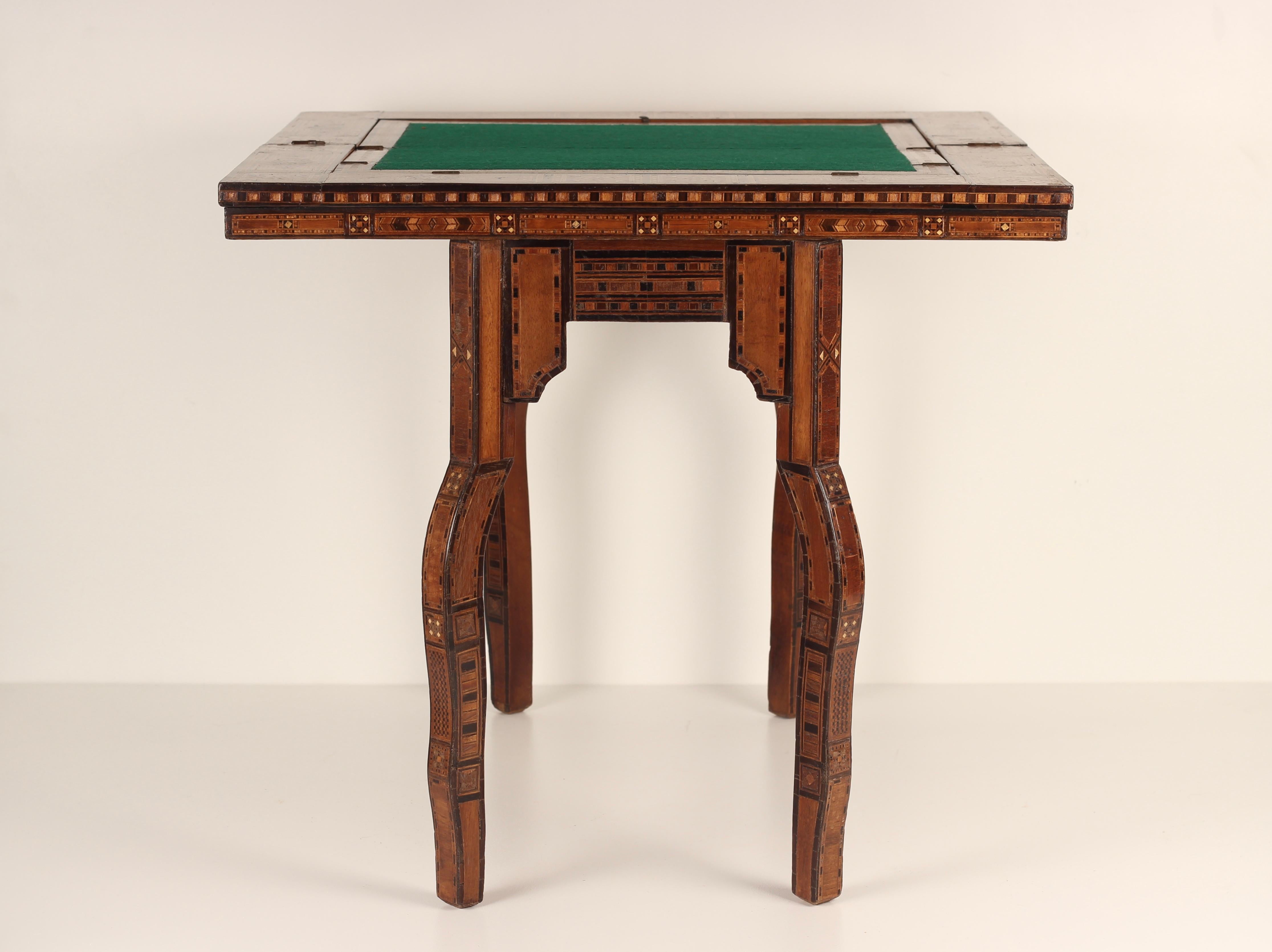 Syrianischer Spieltisch im Boho-Chic-Stil des 20. Jahrhunderts mit kunstvollen Intarsien aus Furnier im Angebot 1