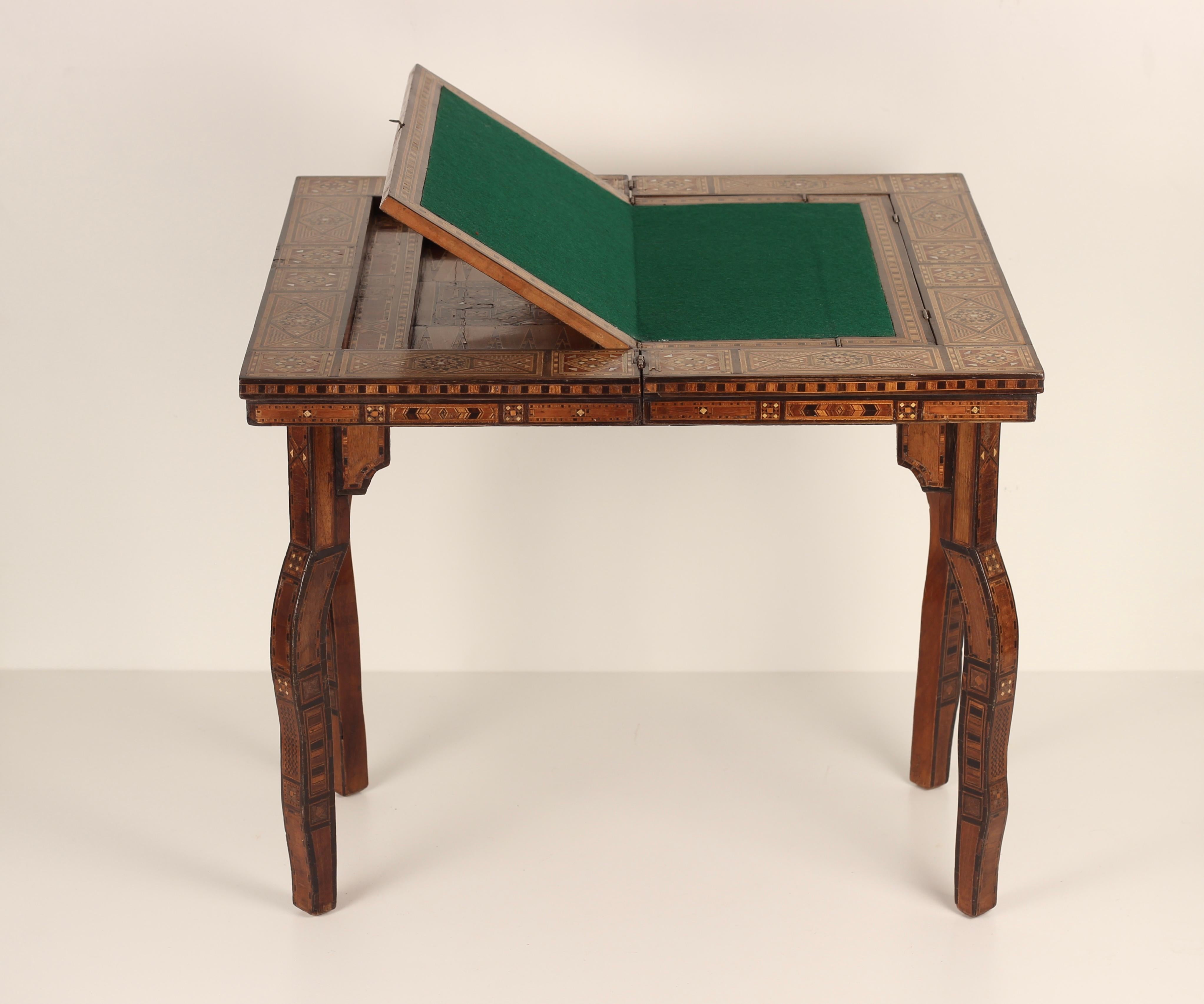 Syrianischer Spieltisch im Boho-Chic-Stil des 20. Jahrhunderts mit kunstvollen Intarsien aus Furnier im Angebot 2