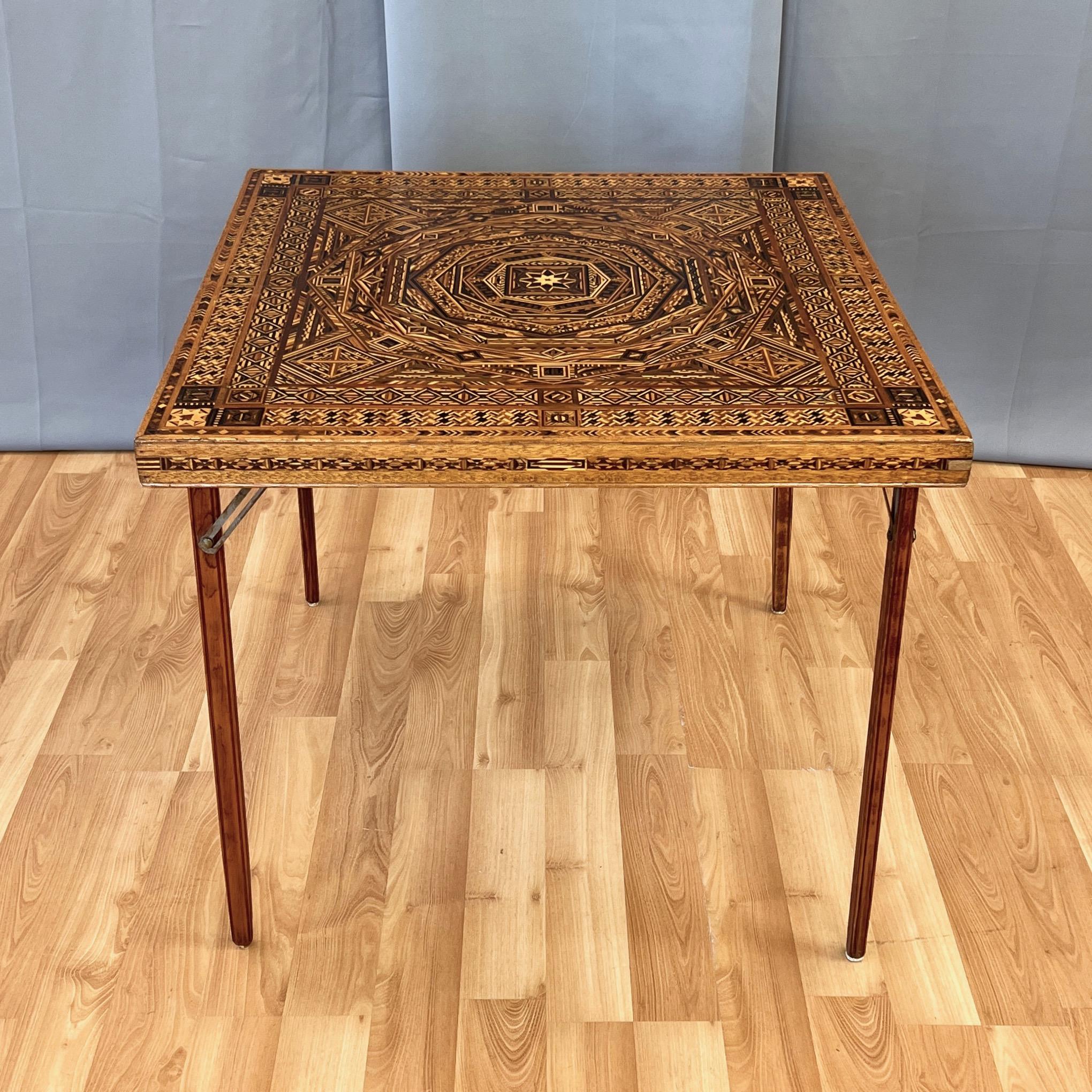 Außergewöhnlich komplizierter klappbarer Kartentisch aus Holz mit Intarsien im syrischen Stil, 1930er Jahre (Maurisch) im Angebot