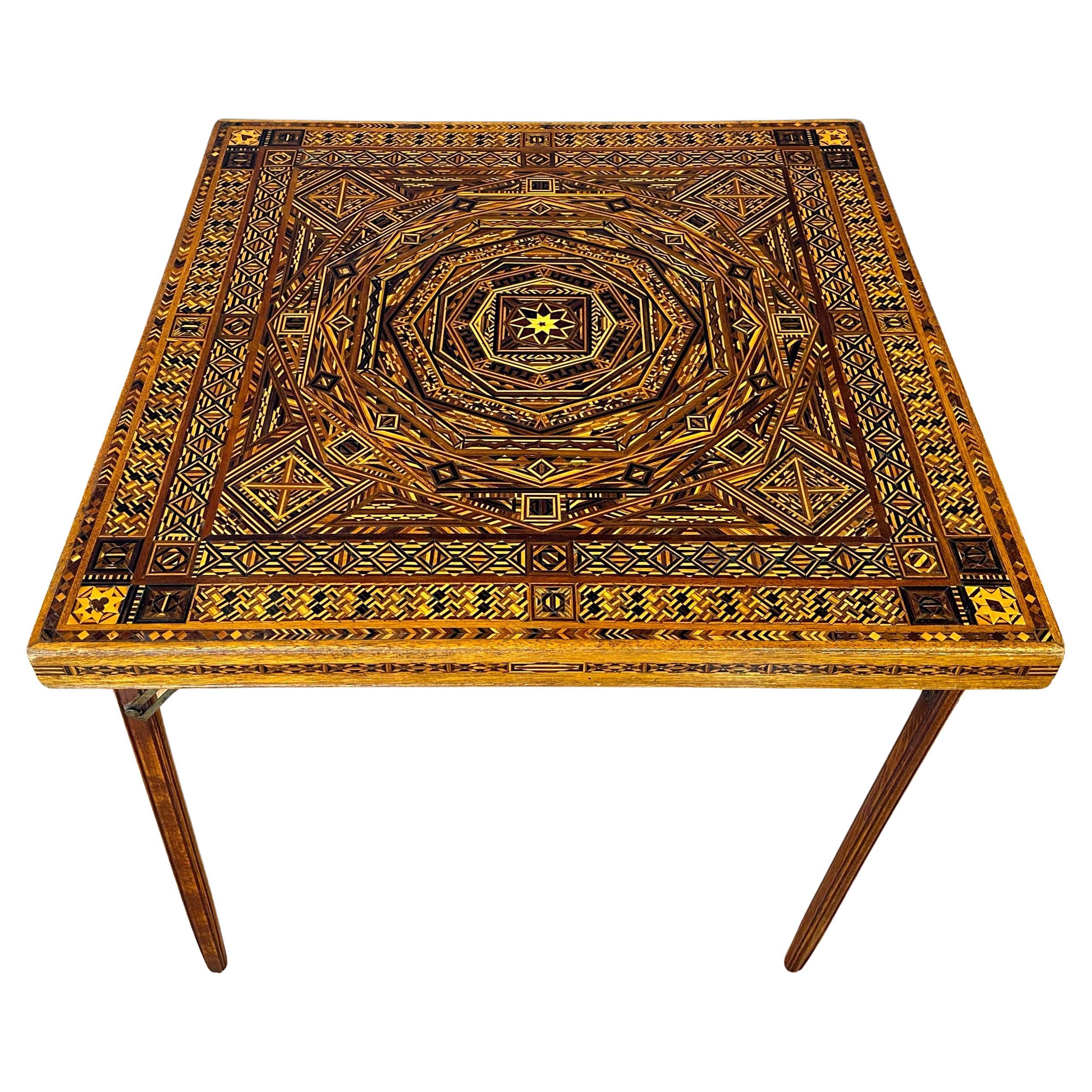 Außergewöhnlich komplizierter klappbarer Kartentisch aus Holz mit Intarsien im syrischen Stil, 1930er Jahre im Angebot