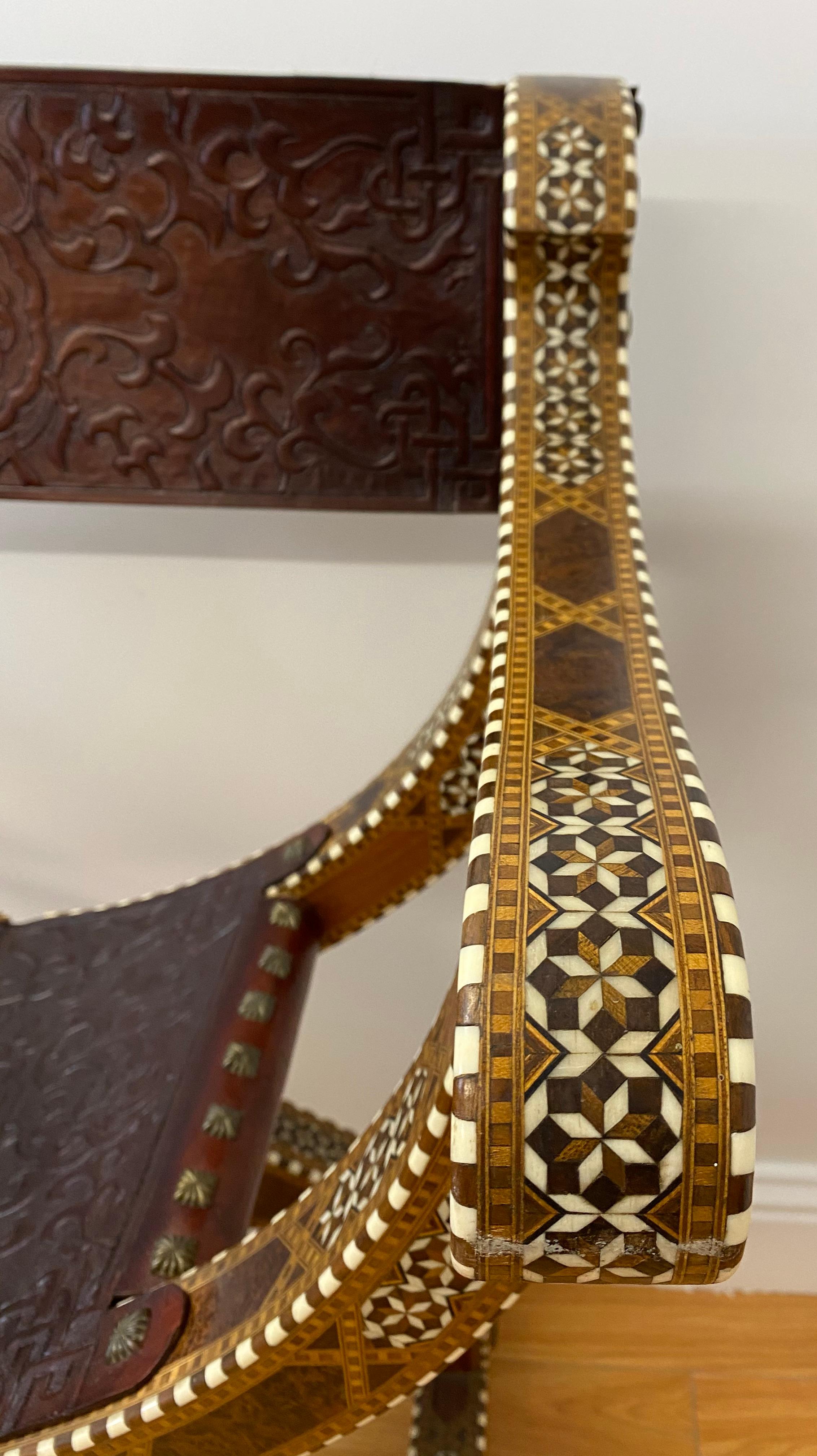 Syriennischer Savonarola-Stuhl mit Intarsien (20. Jahrhundert) im Angebot