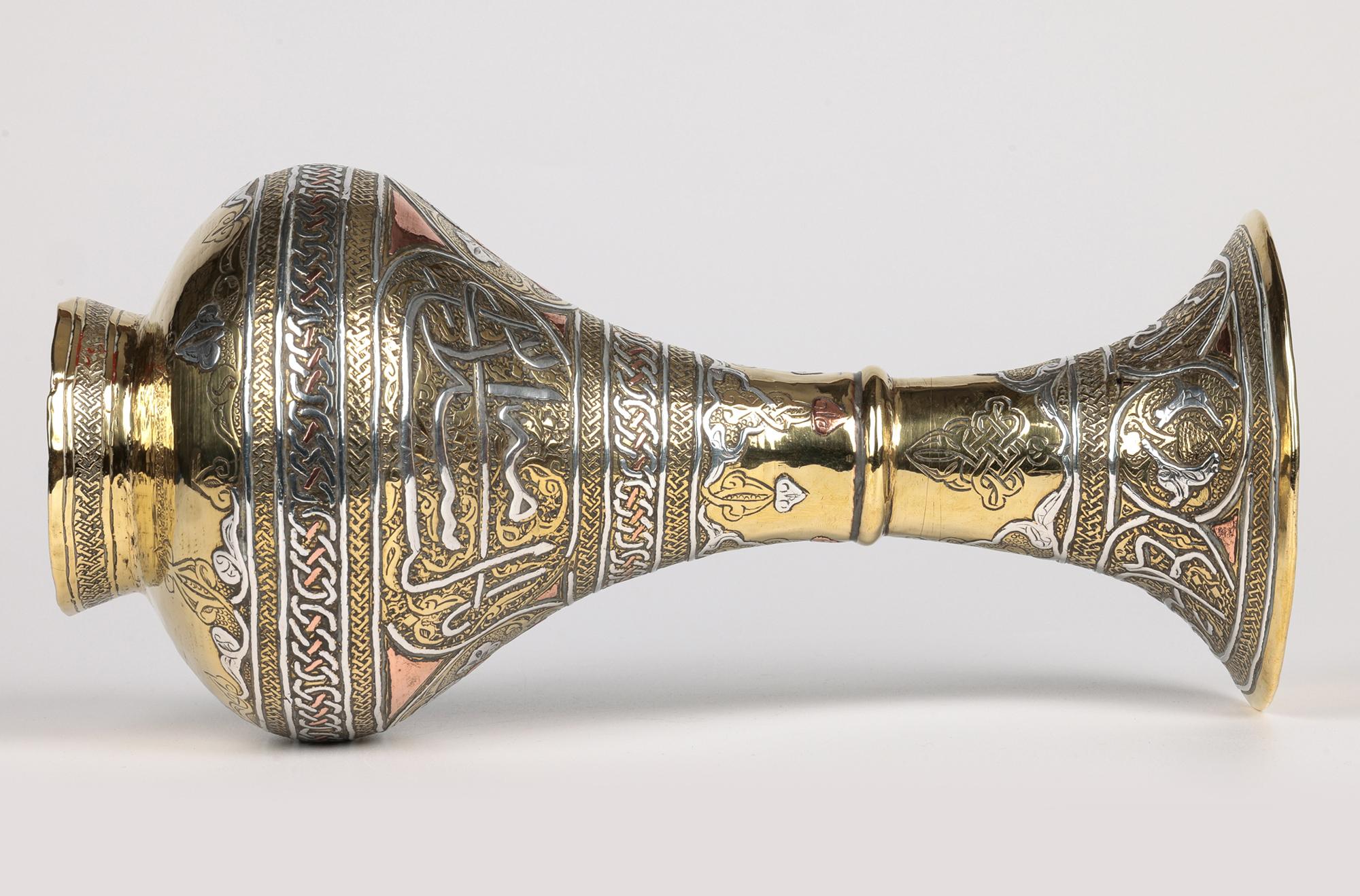 Vase en métal mixte de style néo-mamluke syrien avec écriture en vente 2