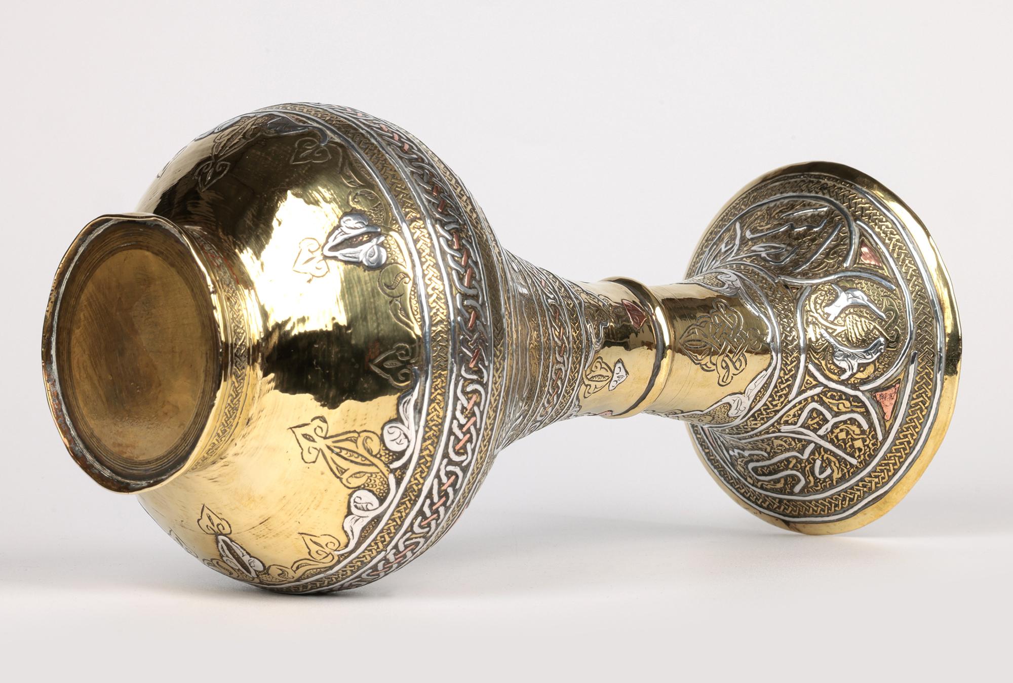 Vase en métal mixte de style néo-mamluke syrien avec écriture en vente 4