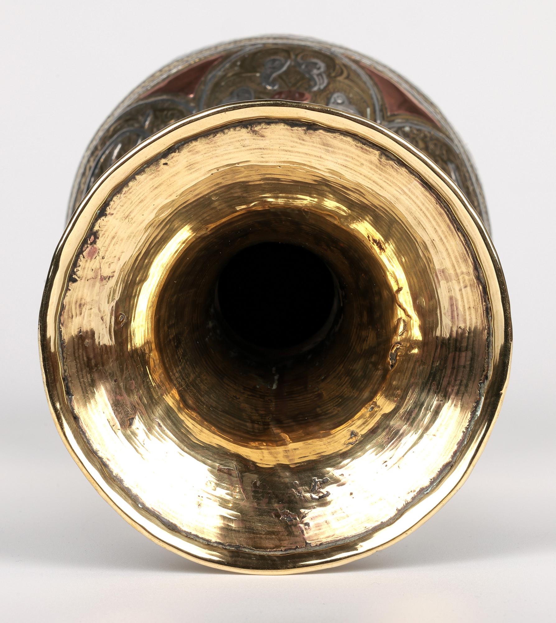 Vase en métal mixte de style néo-mamluke syrien avec écriture en vente 5