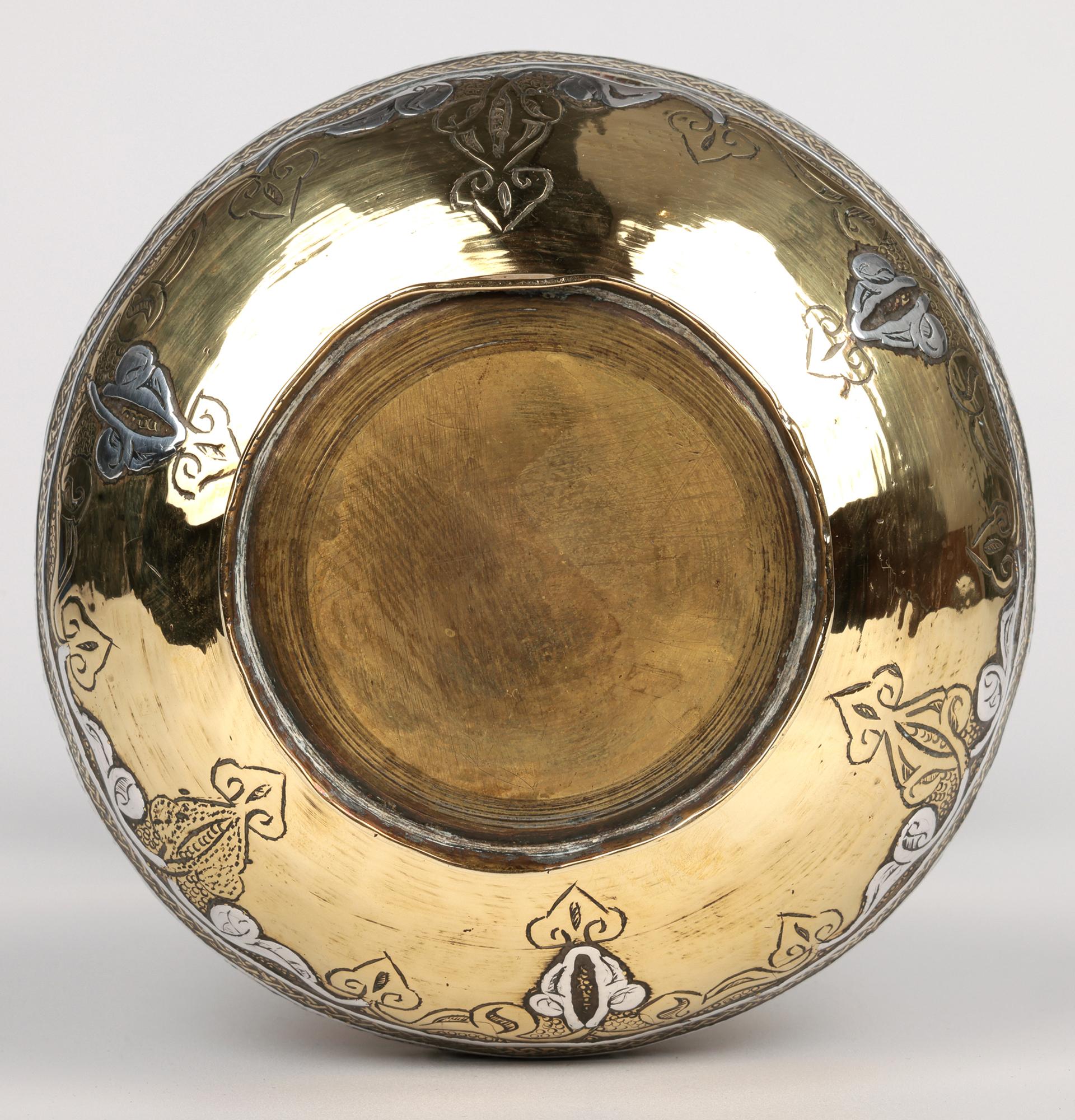 Vase en métal mixte de style néo-mamluke syrien avec écriture en vente 7